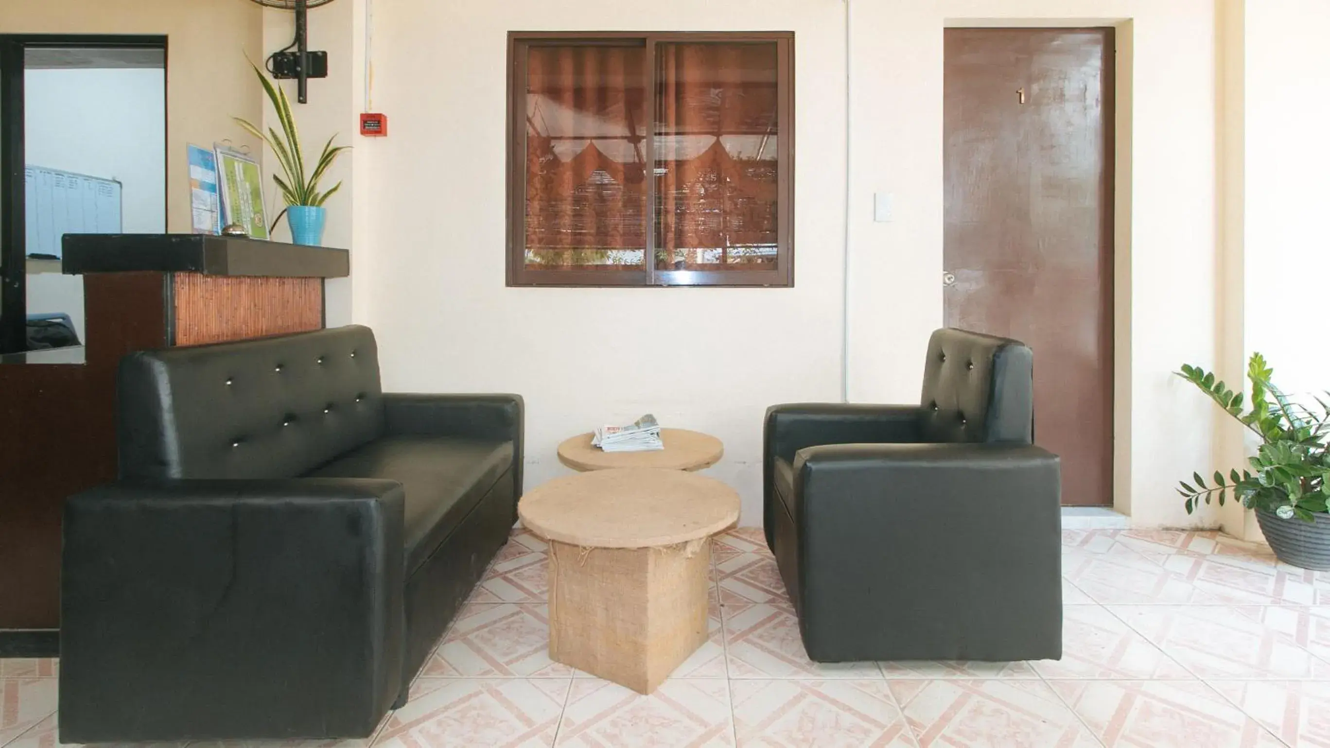 Lobby or reception in RedDoorz @ The Central Inn Boracay Island Lobby or reception in RedDoorz @ The Central Inn Boracay Island