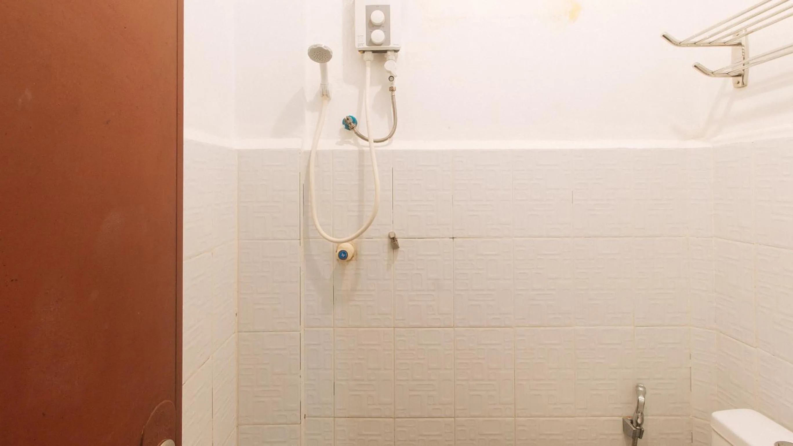 Shower in RedDoorz @ The Central Inn Boracay Island