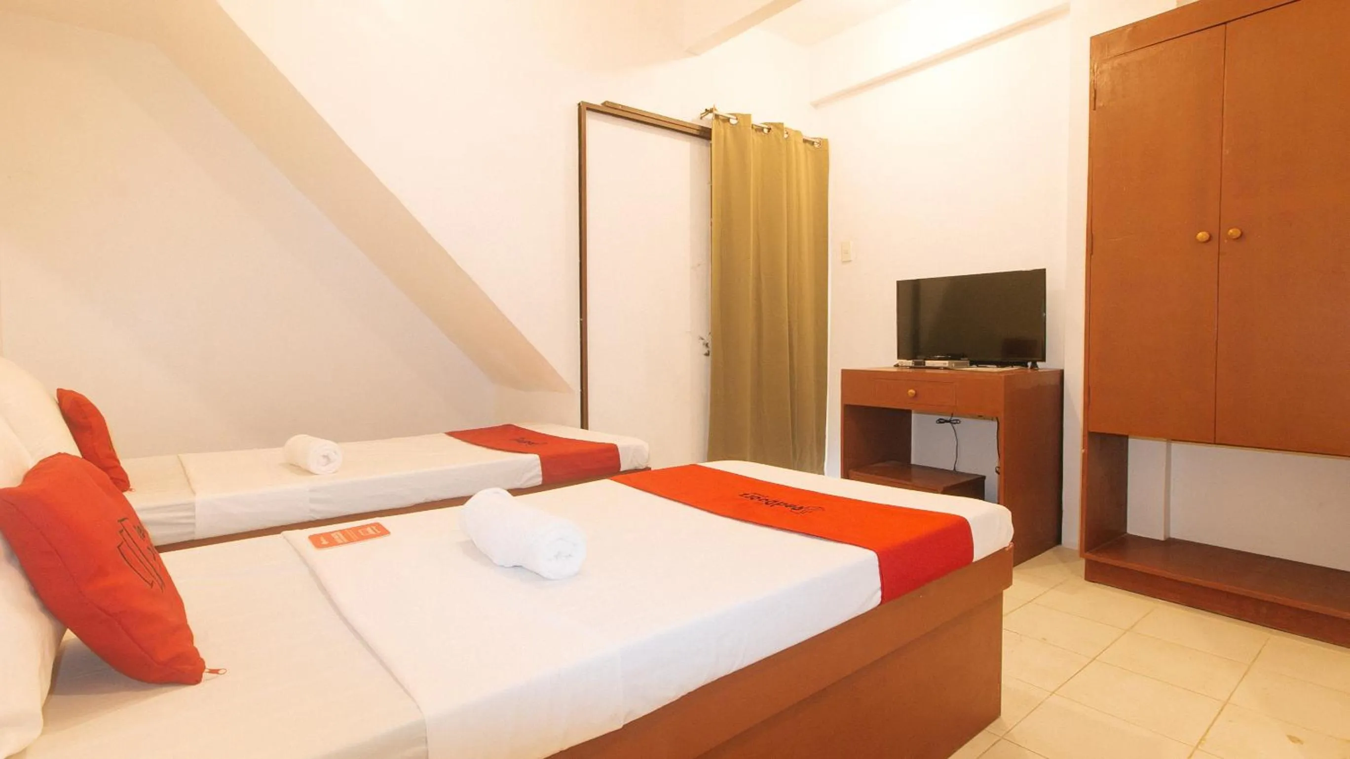 Bed in RedDoorz @ The Central Inn Boracay Island