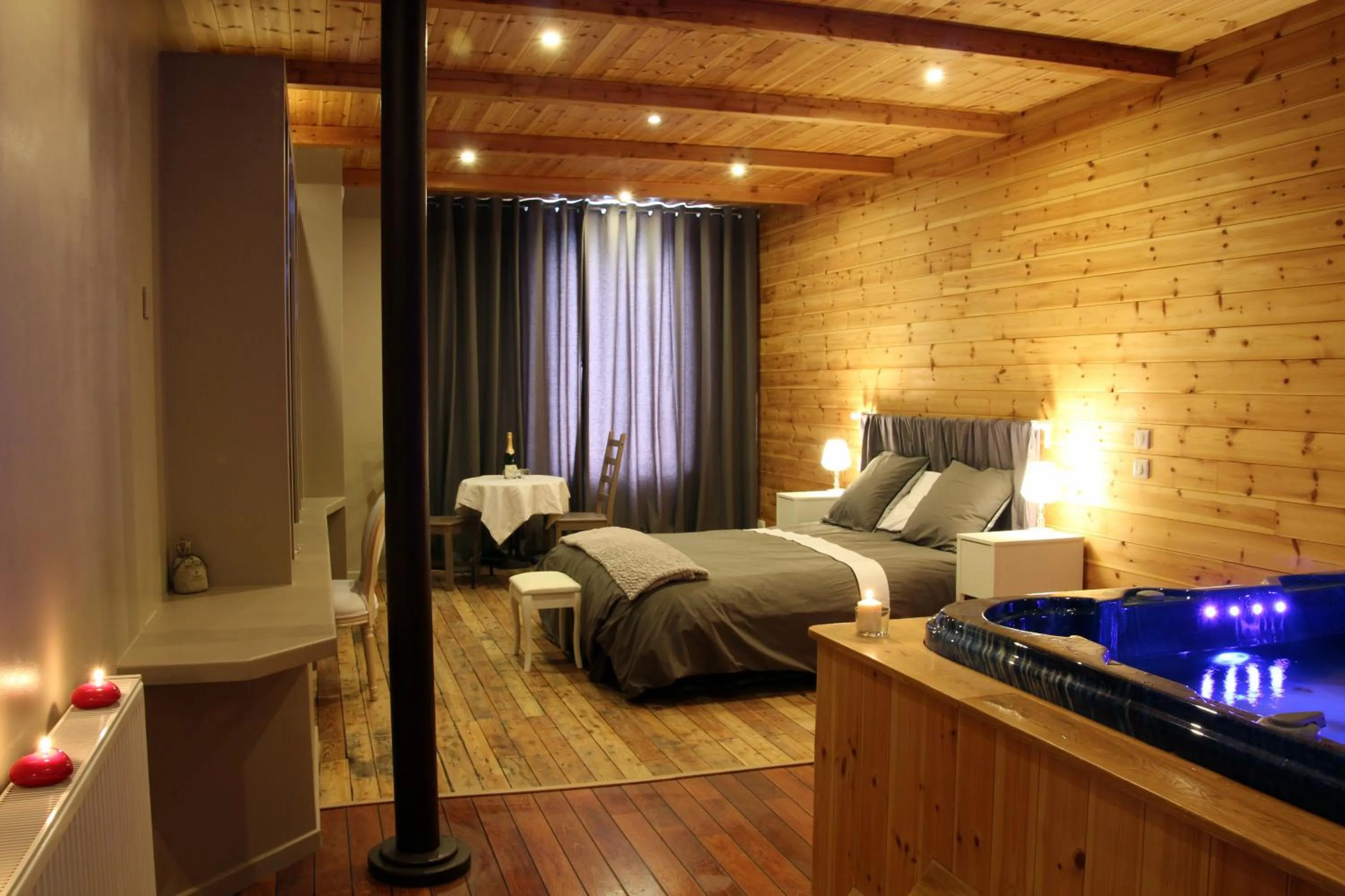 Hot Tub, Bed in Hotel La Font Vineuse & Spa