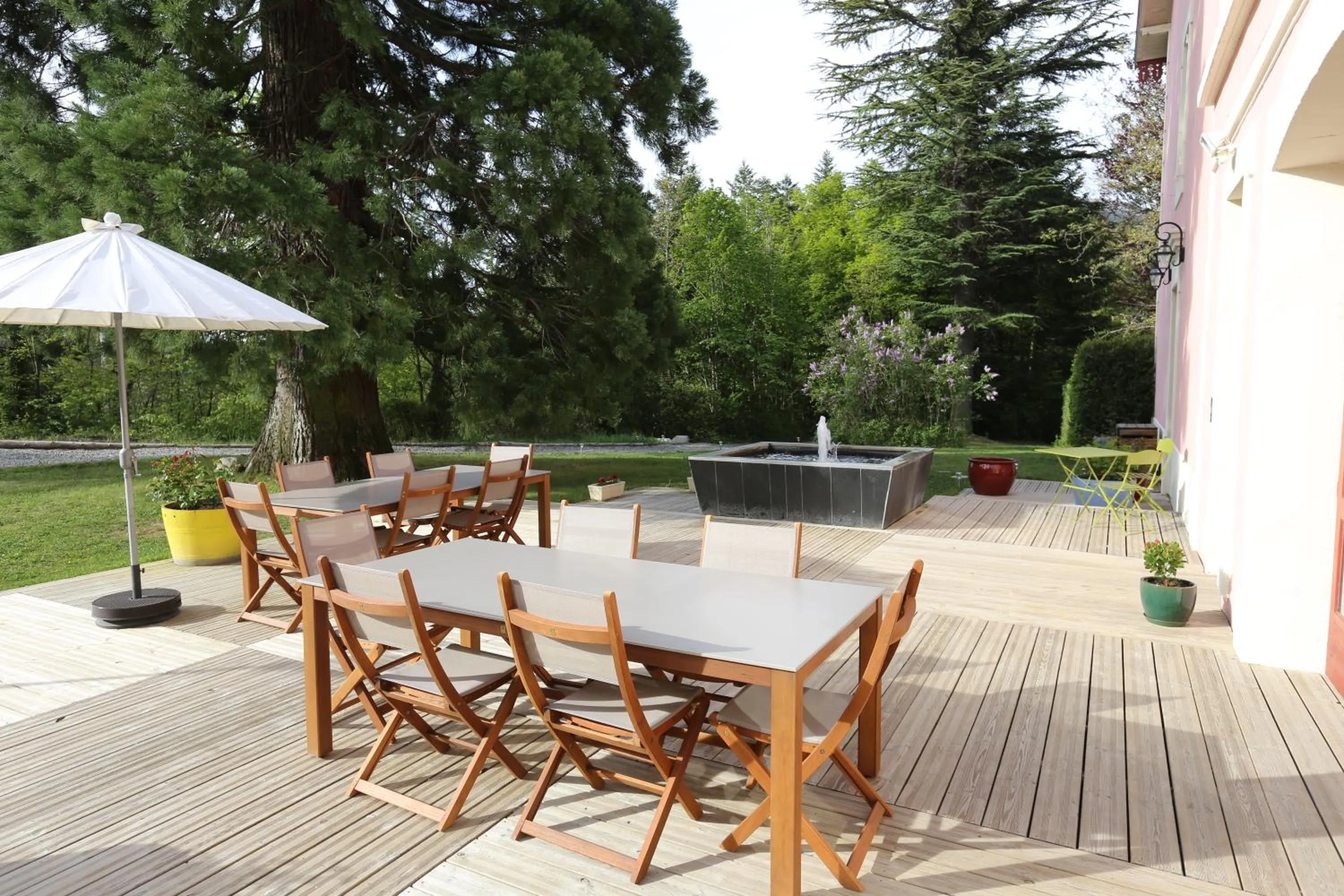 Patio in Hotel La Font Vineuse & Spa