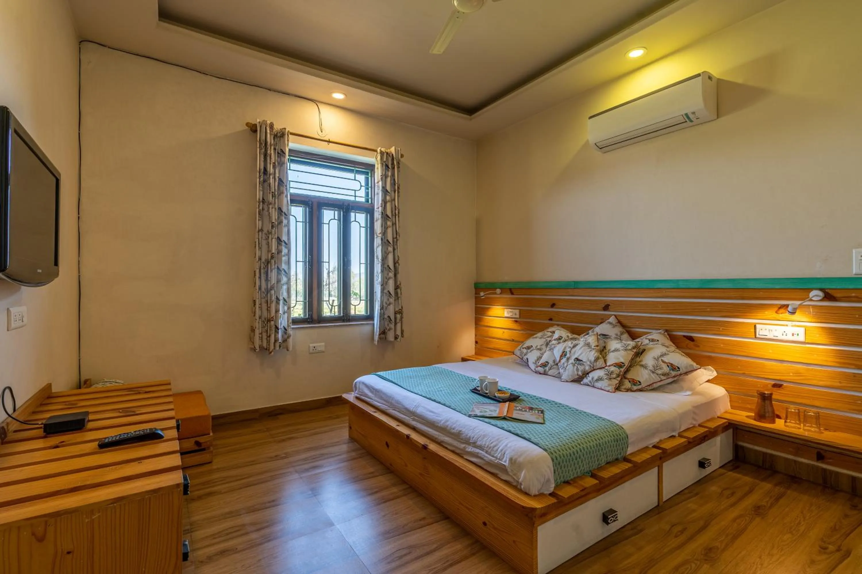 Communal lounge/ TV room, Bed in GiriSadan Organic Retreat & Experiences