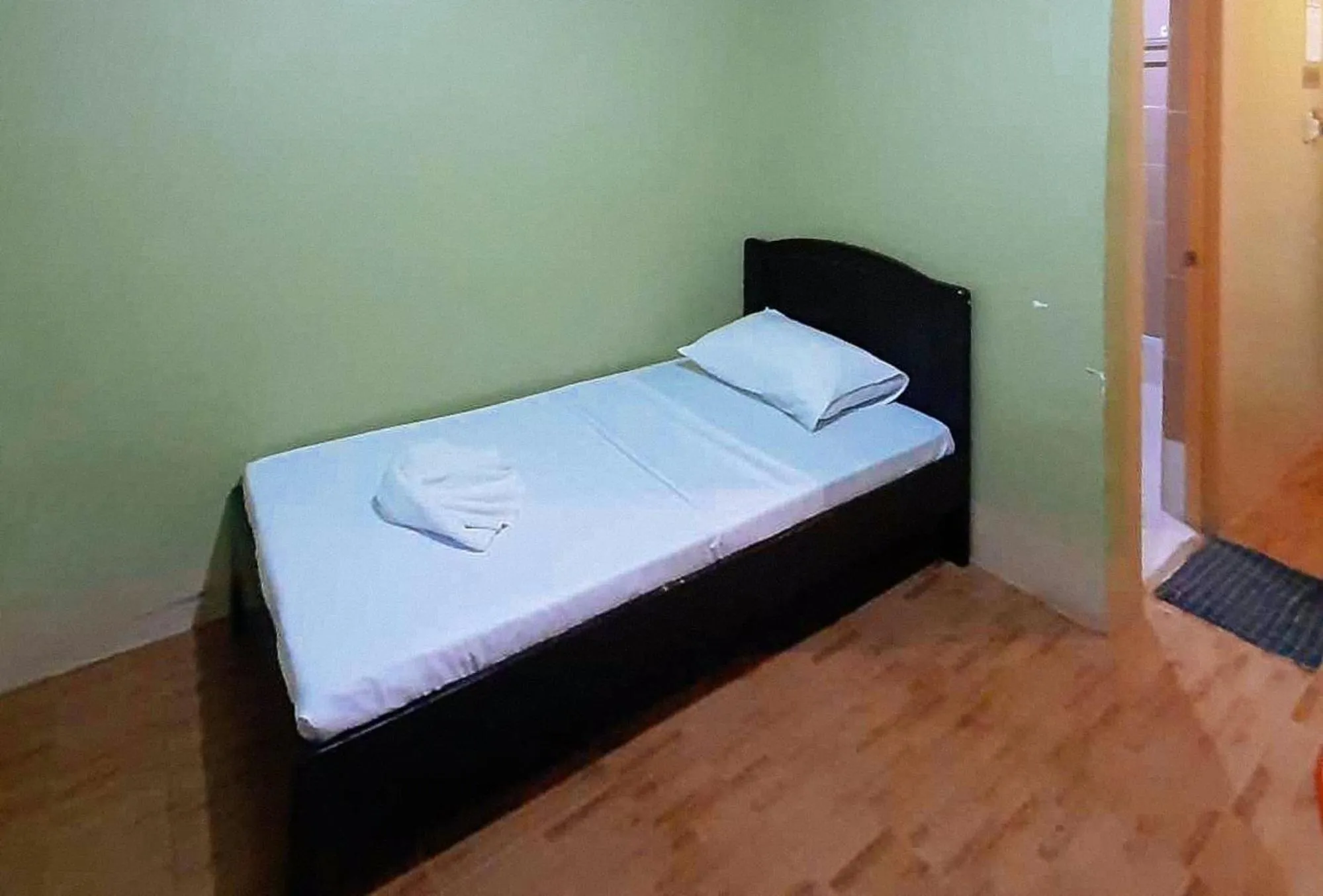 Photo of the whole room, Bed in RedDoorz @ Johsons Pension House Butuan City