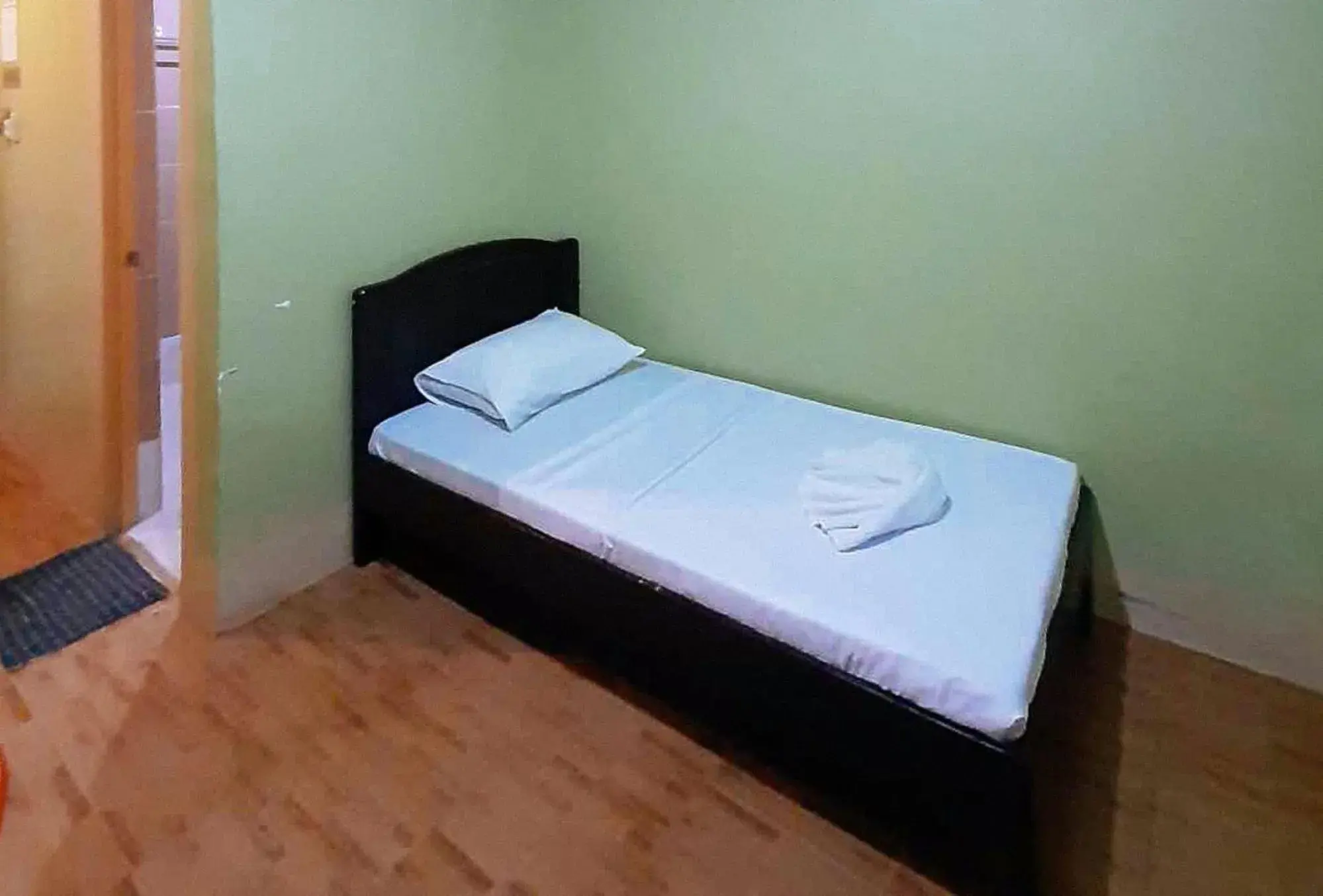 Photo of the whole room, Bed in RedDoorz @ Johsons Pension House Butuan City Photo of the whole room, Bed in RedDoorz @ Johsons Pension House Butuan City