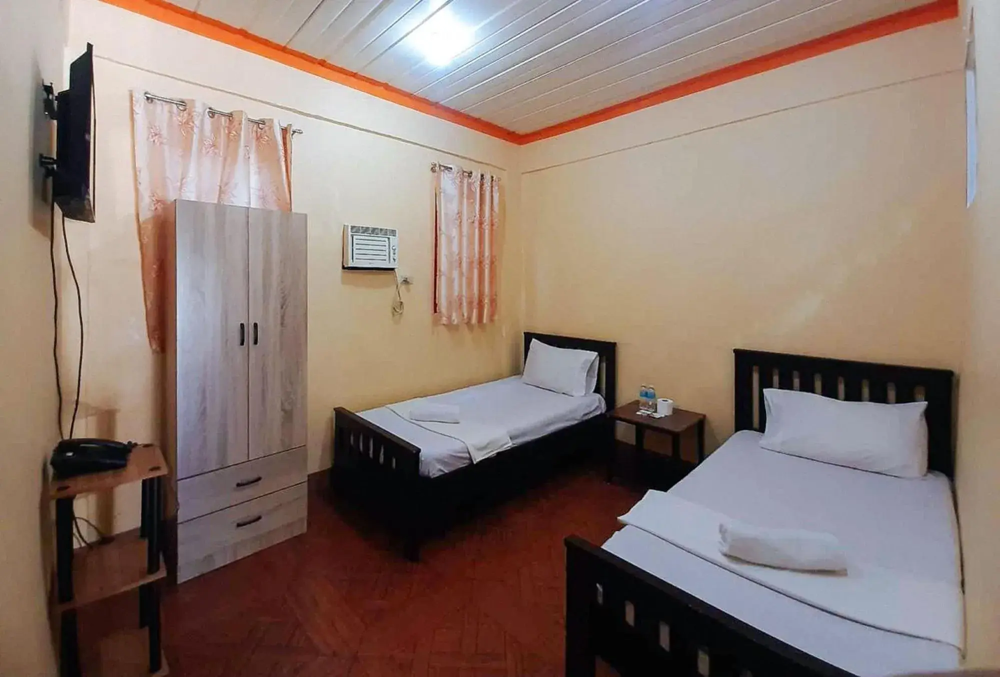 TV and multimedia, Bed in RedDoorz @ Johsons Pension House Butuan City TV and multimedia, Bed in RedDoorz @ Johsons Pension House Butuan City