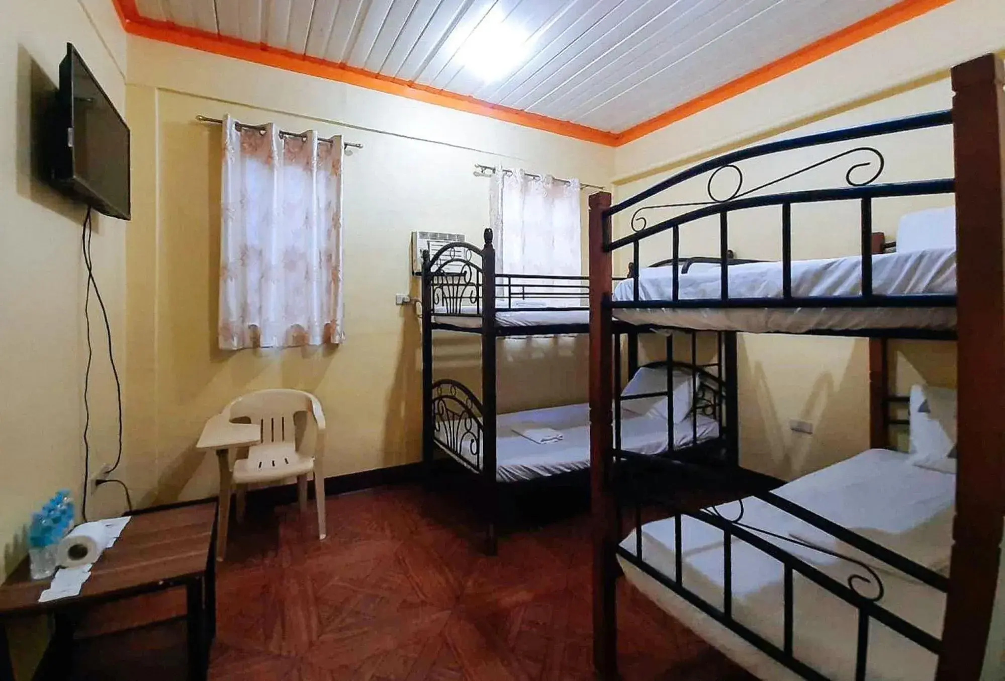 TV and multimedia, Bed in RedDoorz @ Johsons Pension House Butuan City TV and multimedia, Bed in RedDoorz @ Johsons Pension House Butuan City