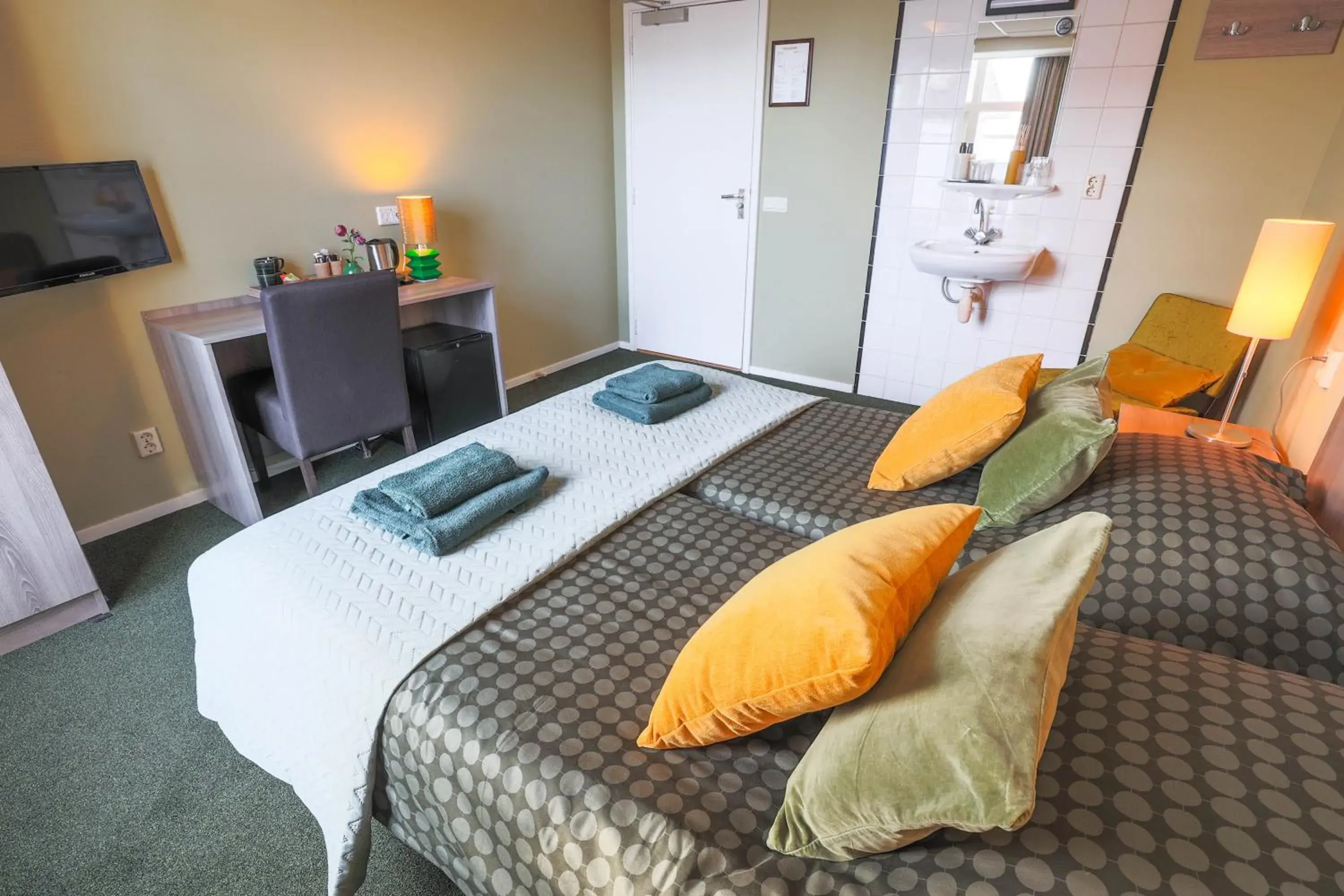 Budget Double Room with Shared Bathroom - single occupancy in Hotel Fase Fier Eten en Drinken Budget Double Room with Shared Bathroom - single occupancy in Hotel Fase Fier Eten en Drinken
