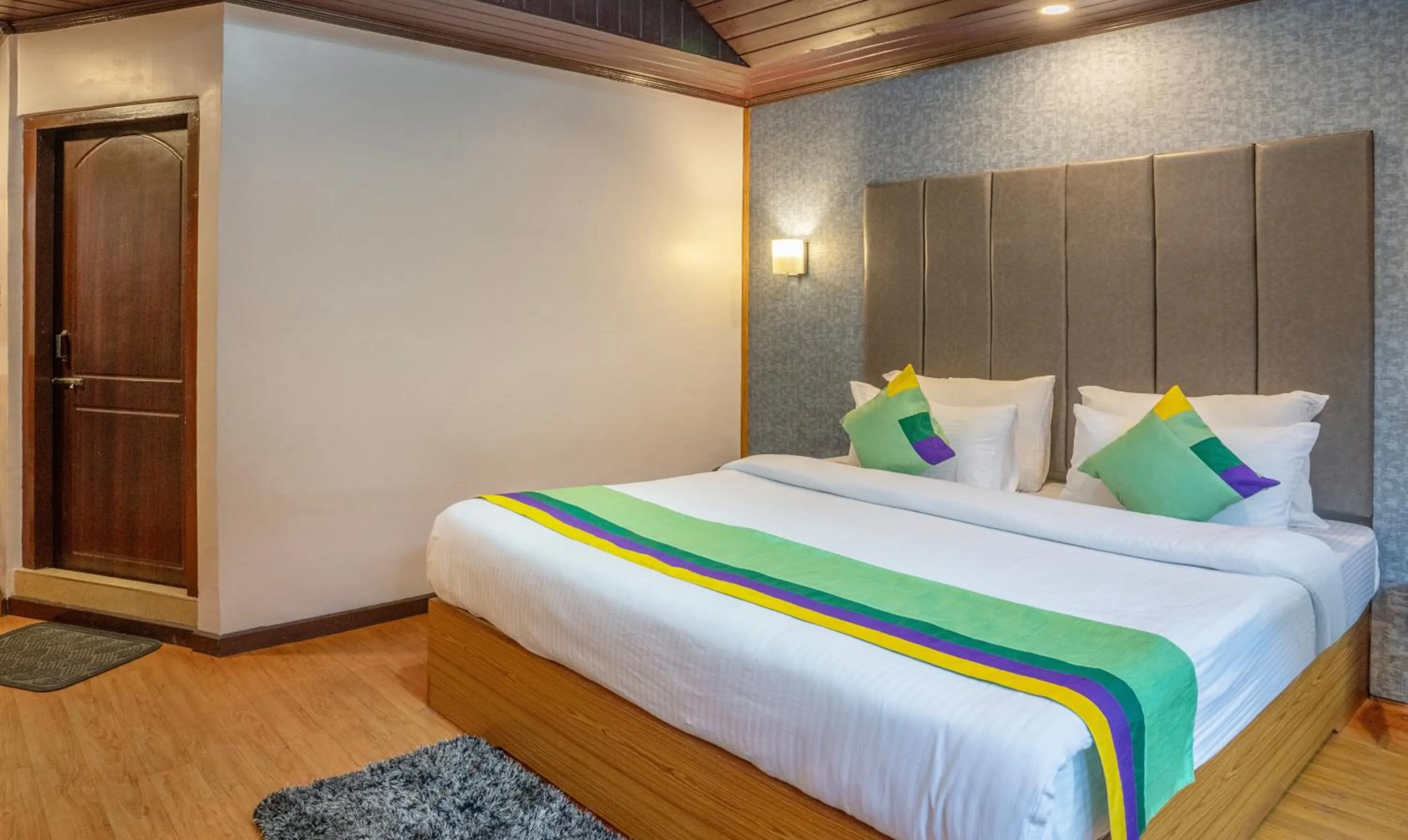 Bedroom, Bed in Treebo Eeshan Rodhi Resort, Darjeeling