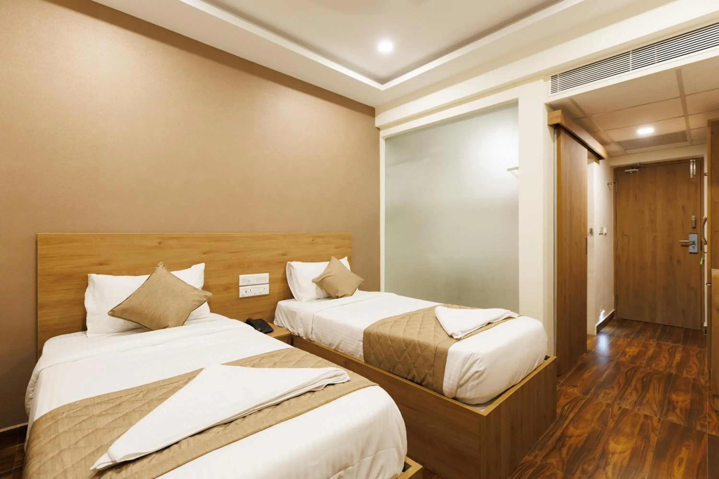 Bedroom, Bed in V V Grand Bedroom, Bed in V V Grand