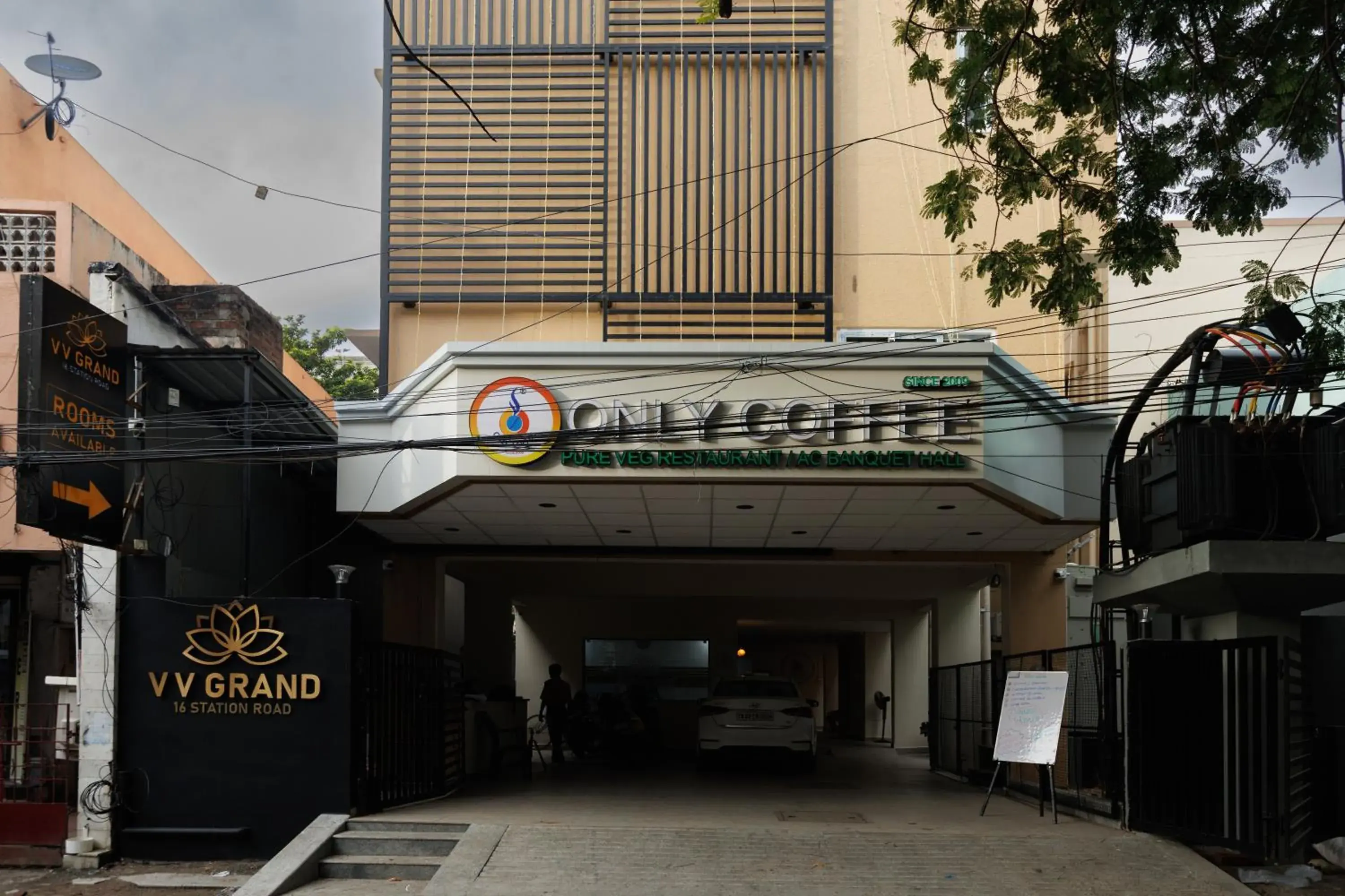 Facade/entrance in V V Grand Facade/entrance in V V Grand