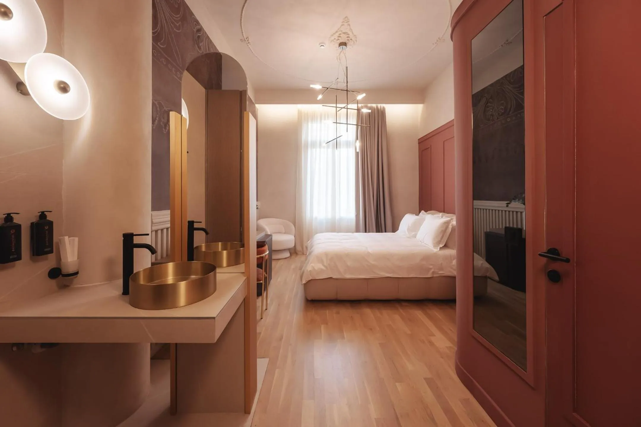 Photo of the whole room, Bed in Zenith Premium Suites