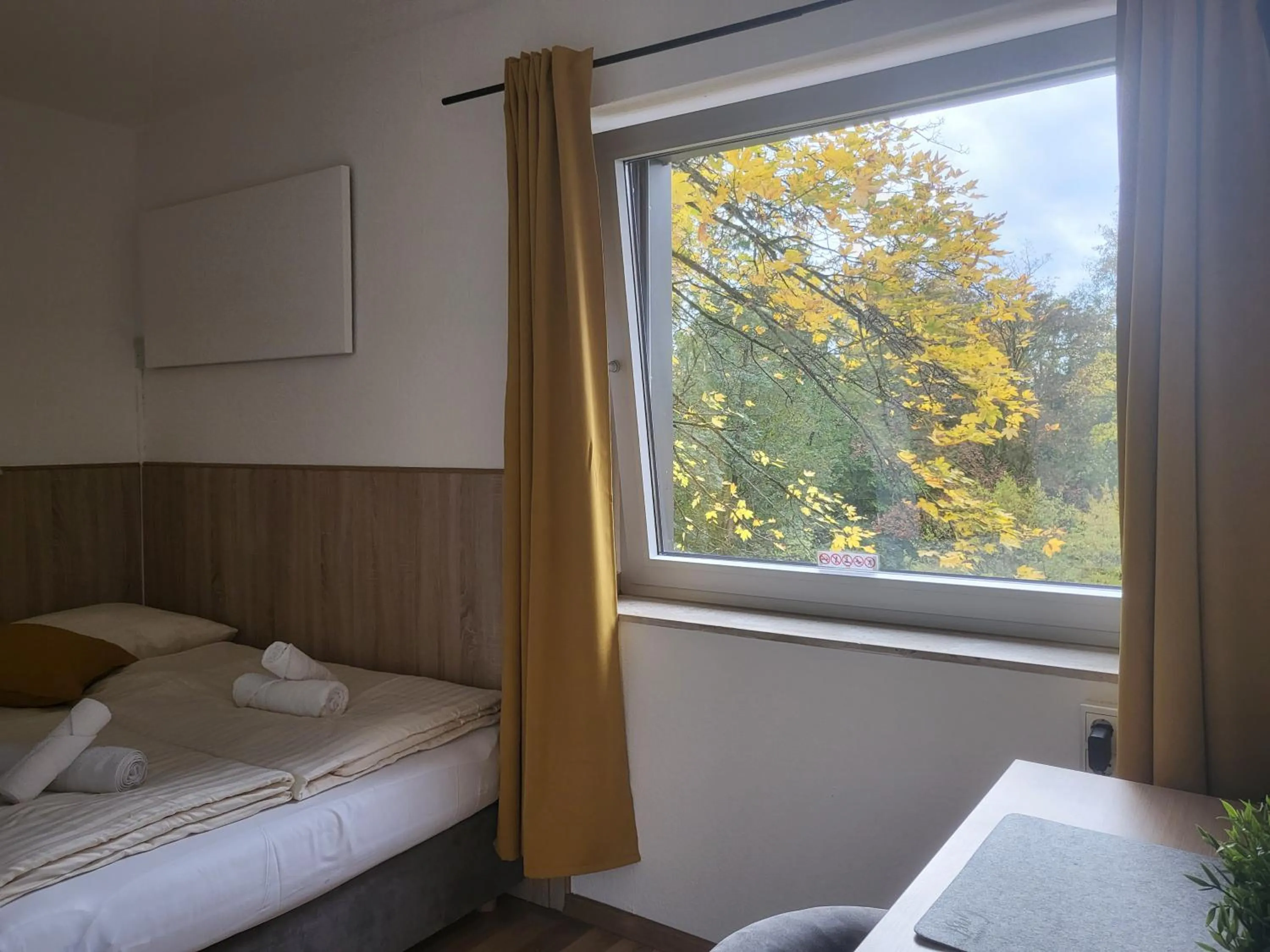View (from property/room), Bed in Hotel Mettmann