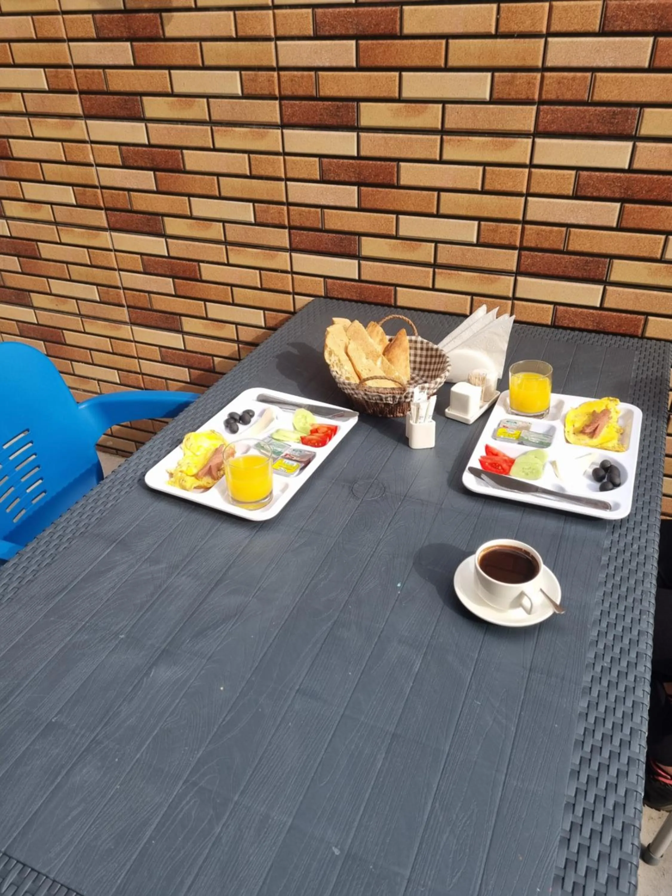 Restaurant/places to eat in MAHALI HOTEL