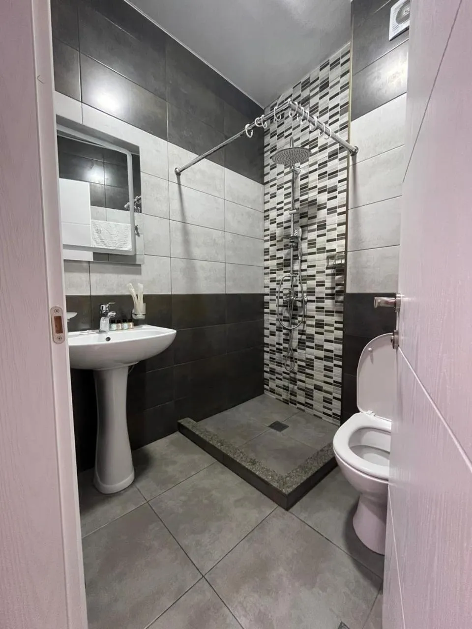 Toilet in MAHALI HOTEL