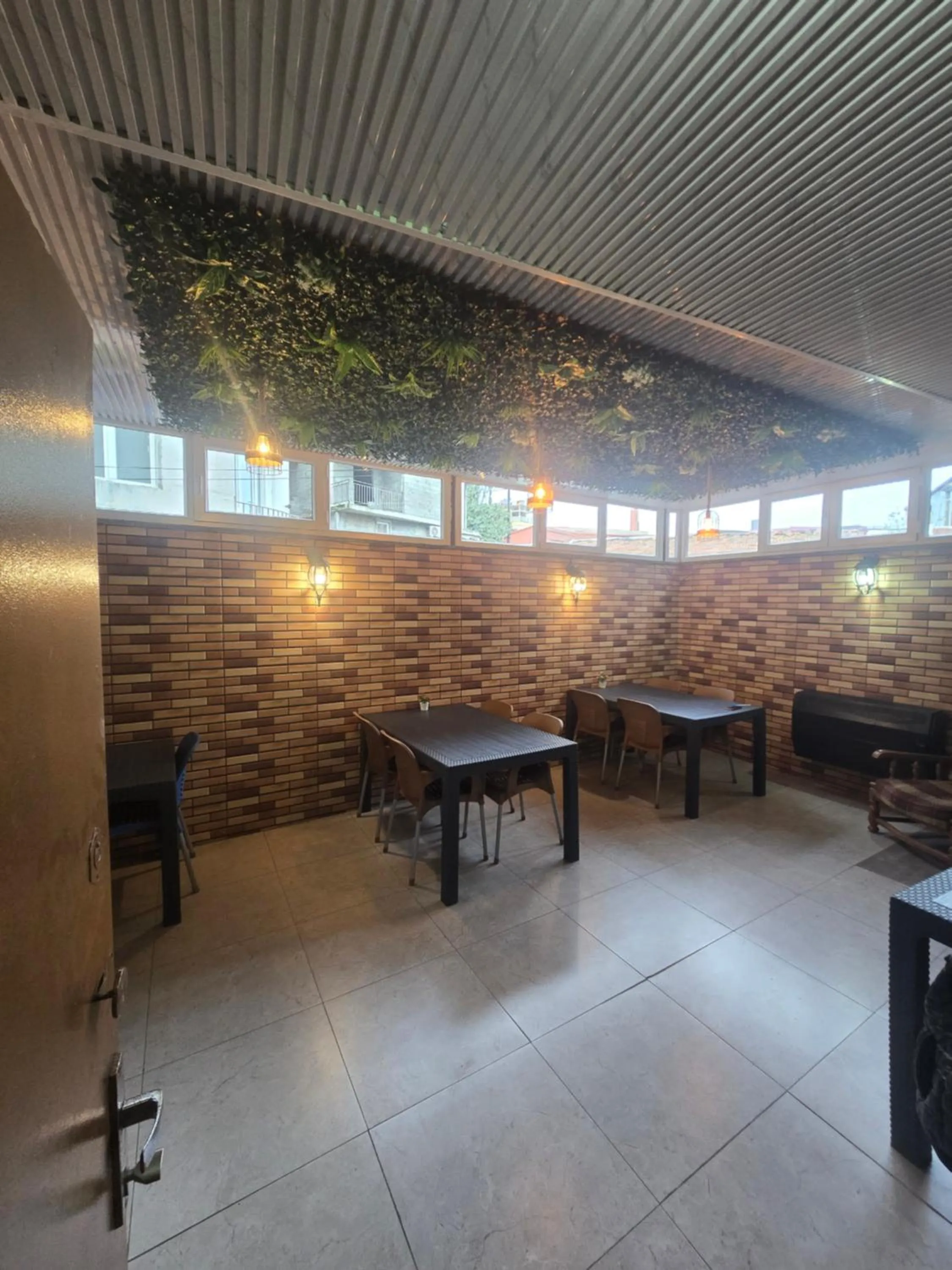 Restaurant/places to eat in MAHALI HOTEL