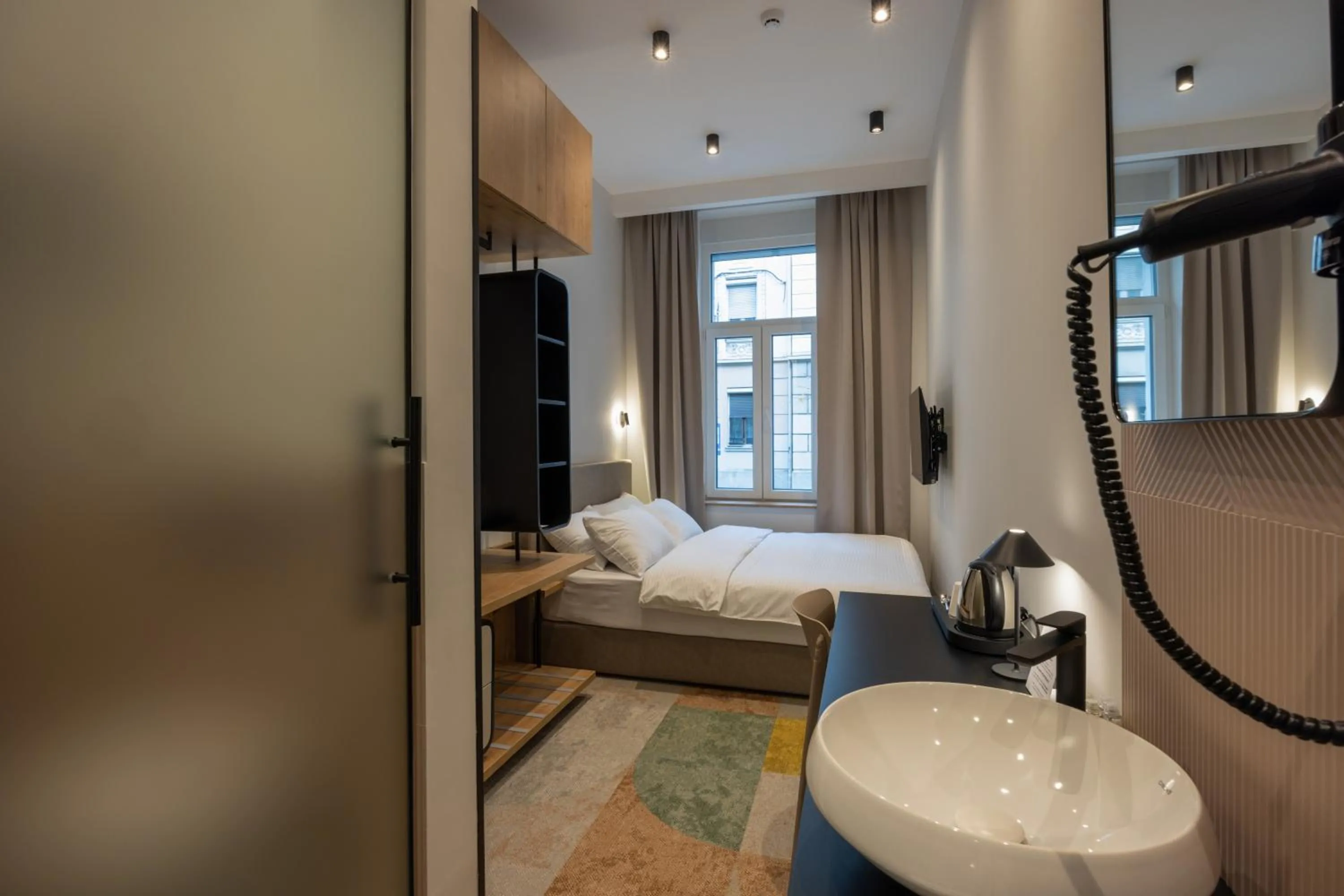 Hop Inn Rooms & Suites
