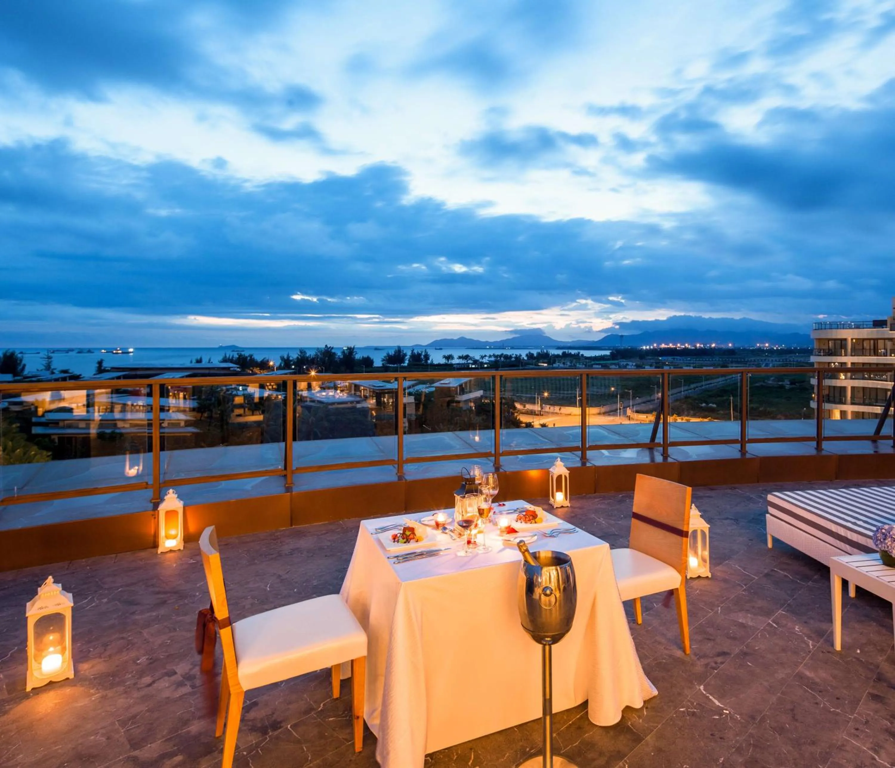 Restaurant/Places to Eat in Sanya Yazhou Bay Resort Curio Collection by Hilton