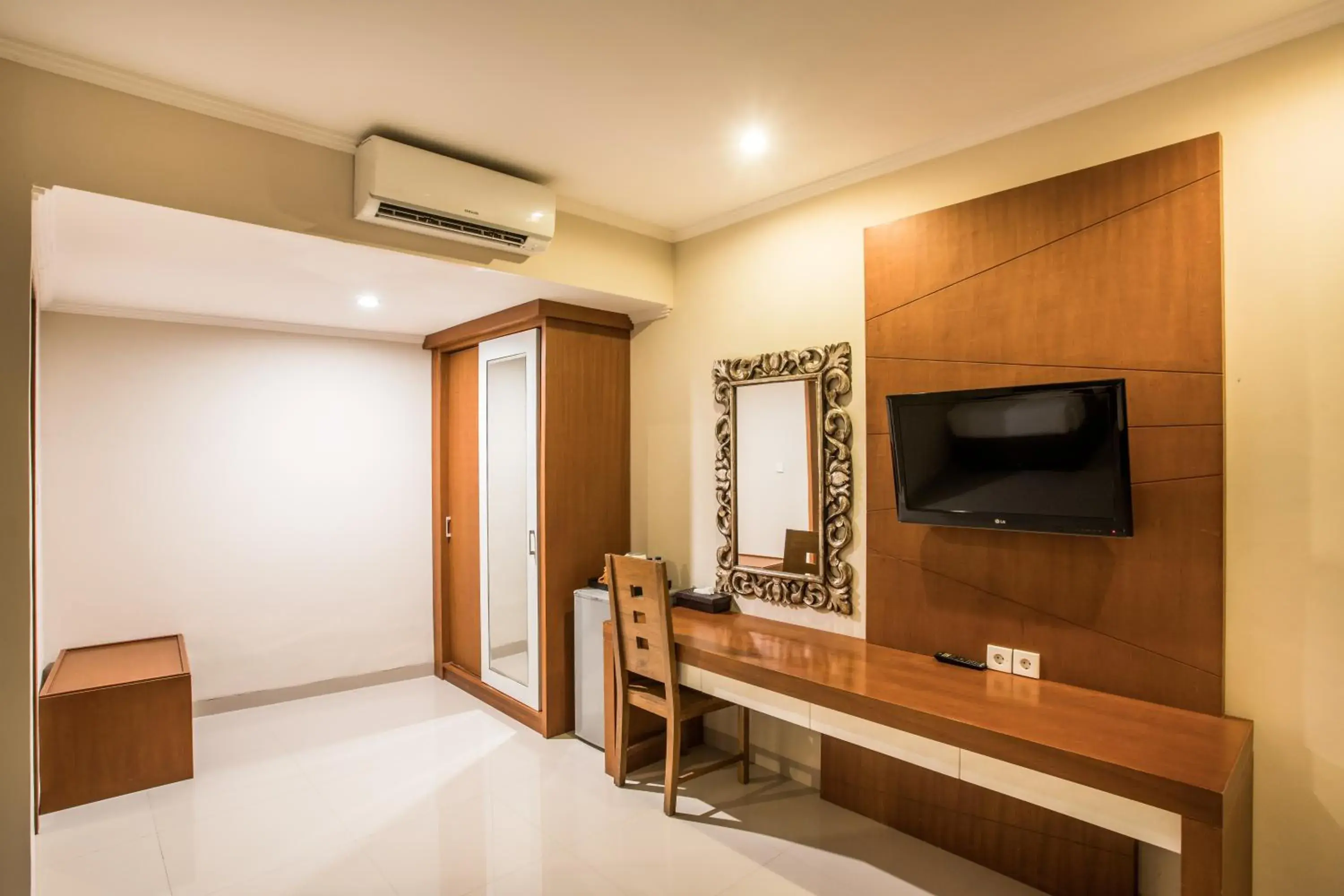 TV and multimedia, Bed in Svarna Hotel TV and multimedia, Bed in Svarna Hotel