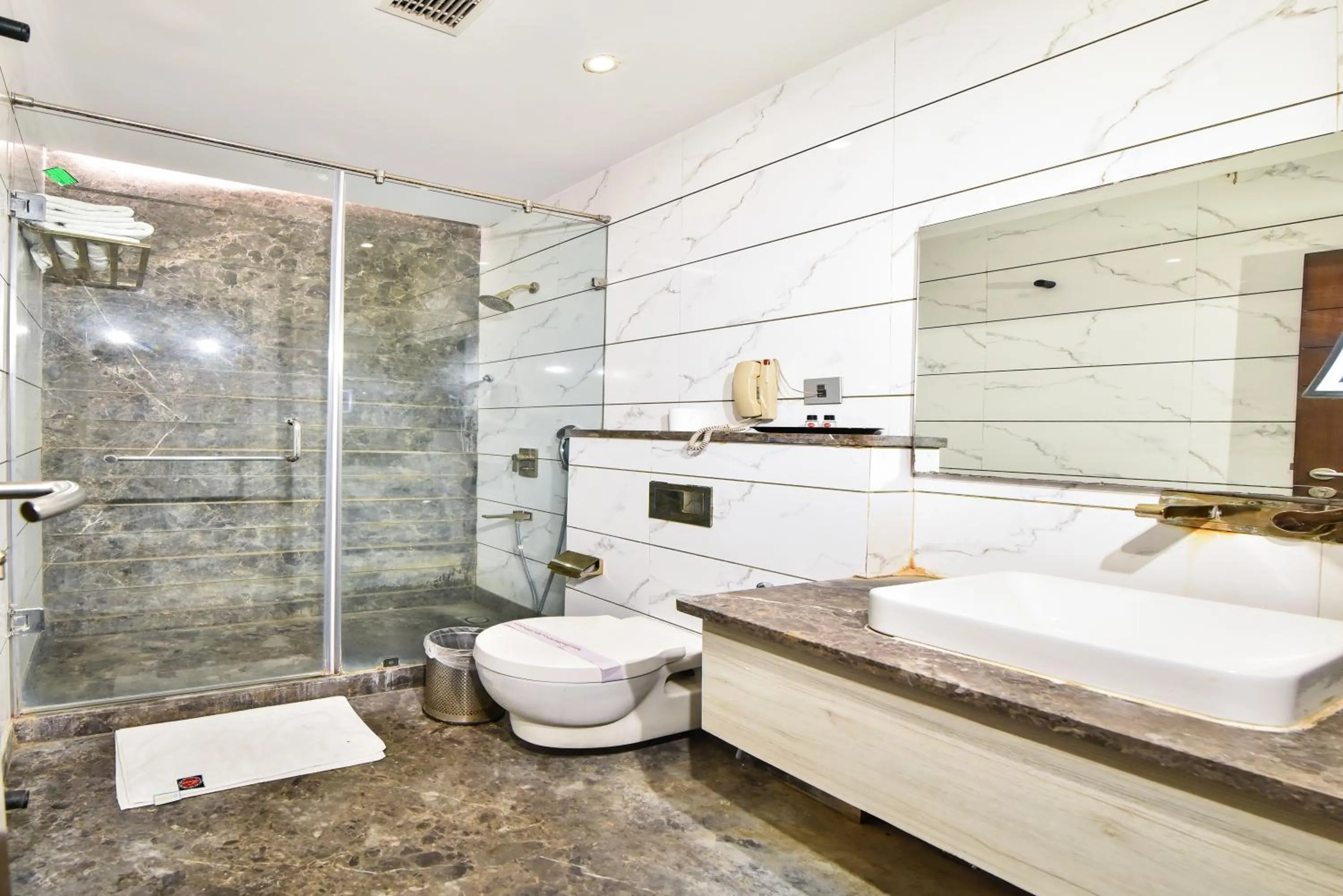 Bathroom in Hotel Sawera Grand Near Golden Temple