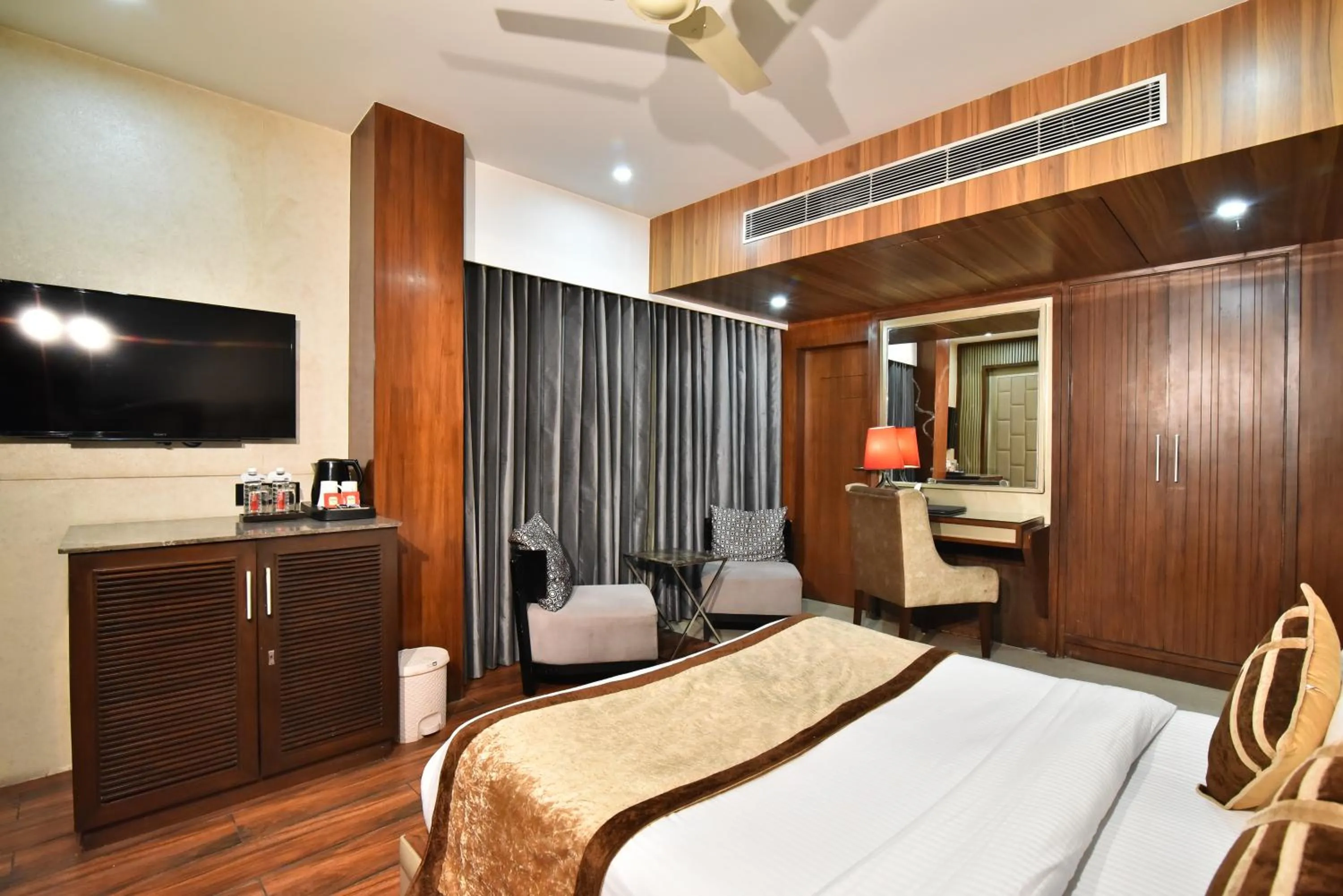 wardrobe, Bed in Hotel Sawera Grand Near Golden Temple