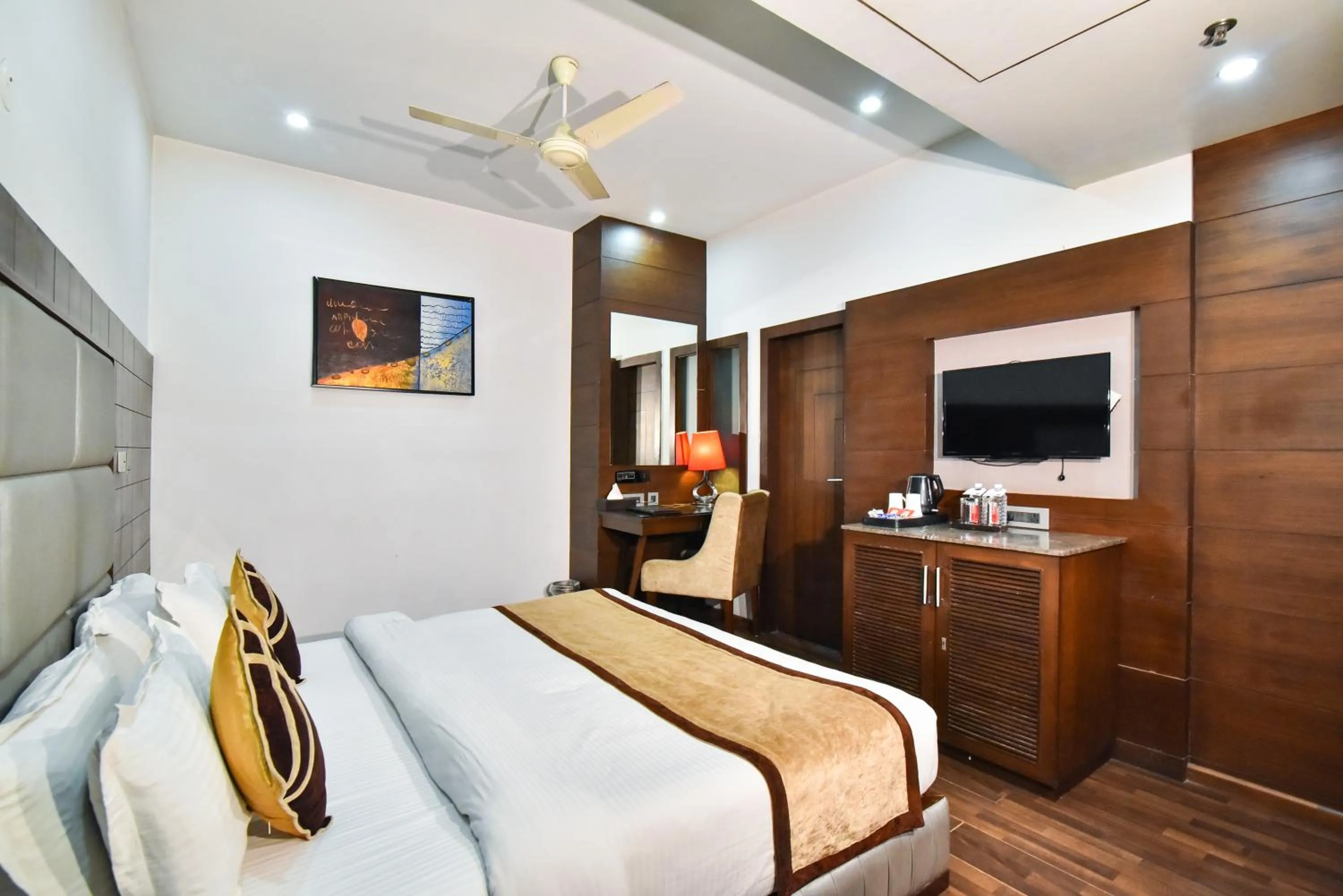 Bedroom, Bed in Hotel Sawera Grand Near Golden Temple