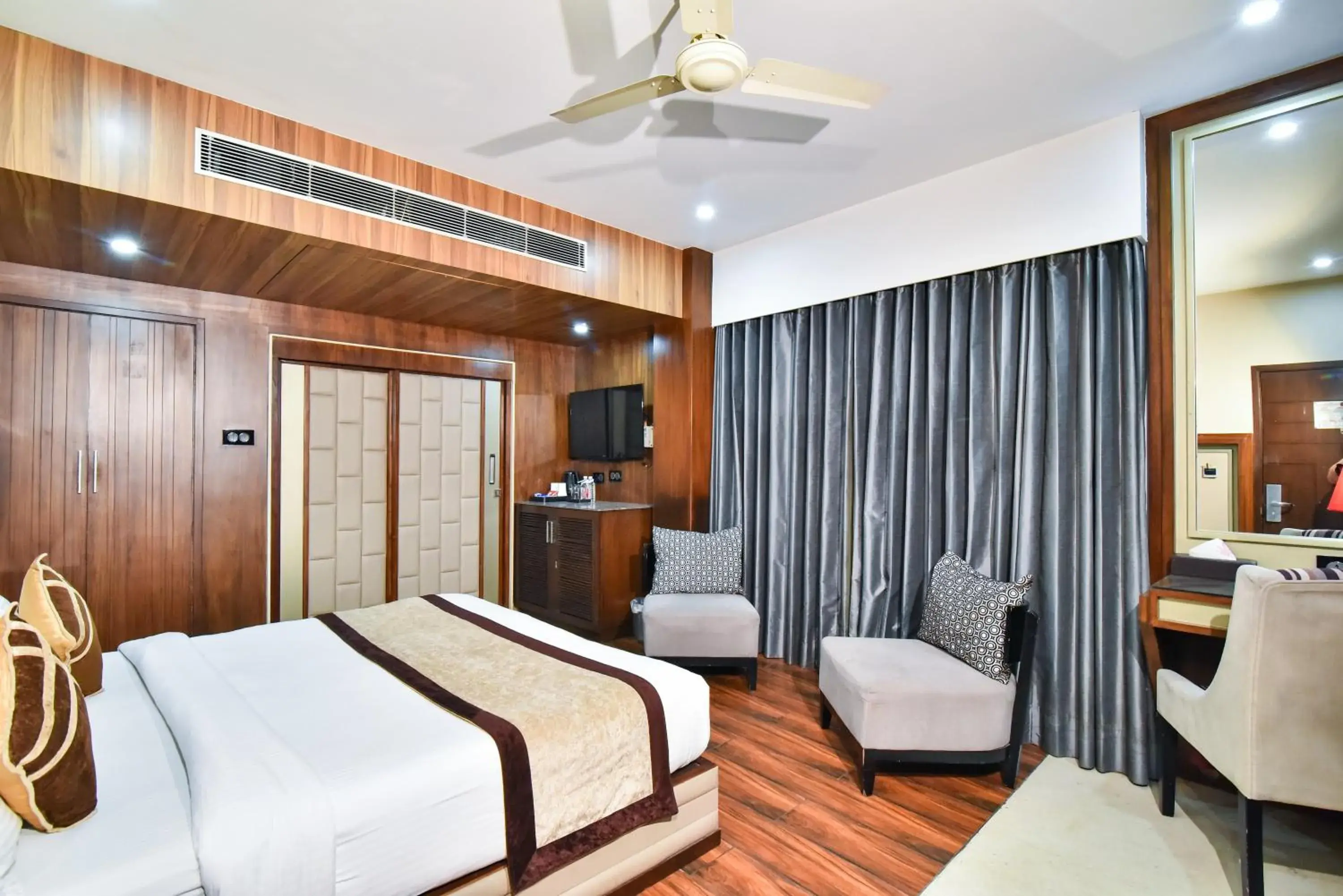 Bed in Sawera Grand Luxury Stay Near Golden Temple Bed in Sawera Grand Luxury Stay Near Golden Temple