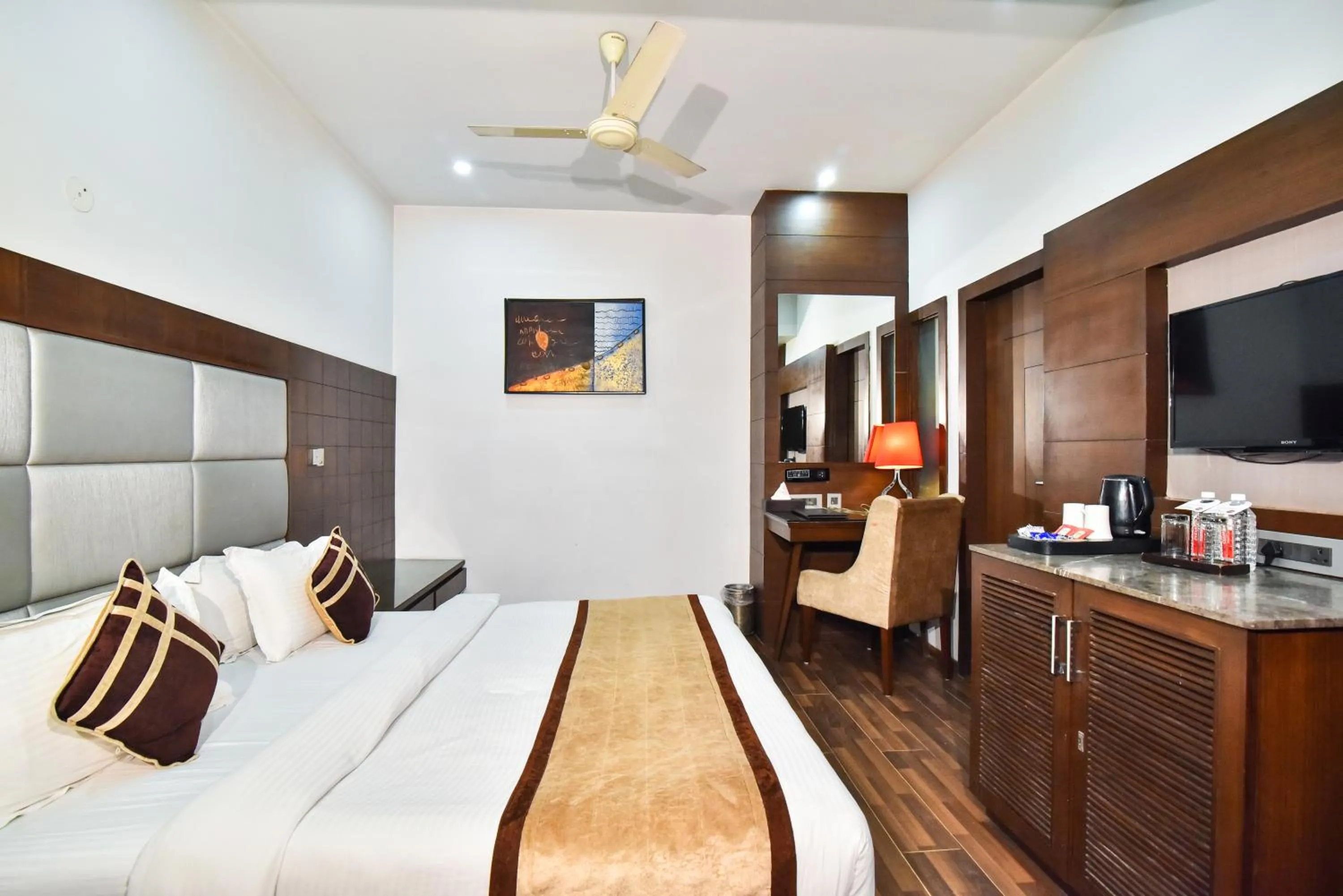 minibar, Bed in Hotel Sawera Grand Near Golden Temple