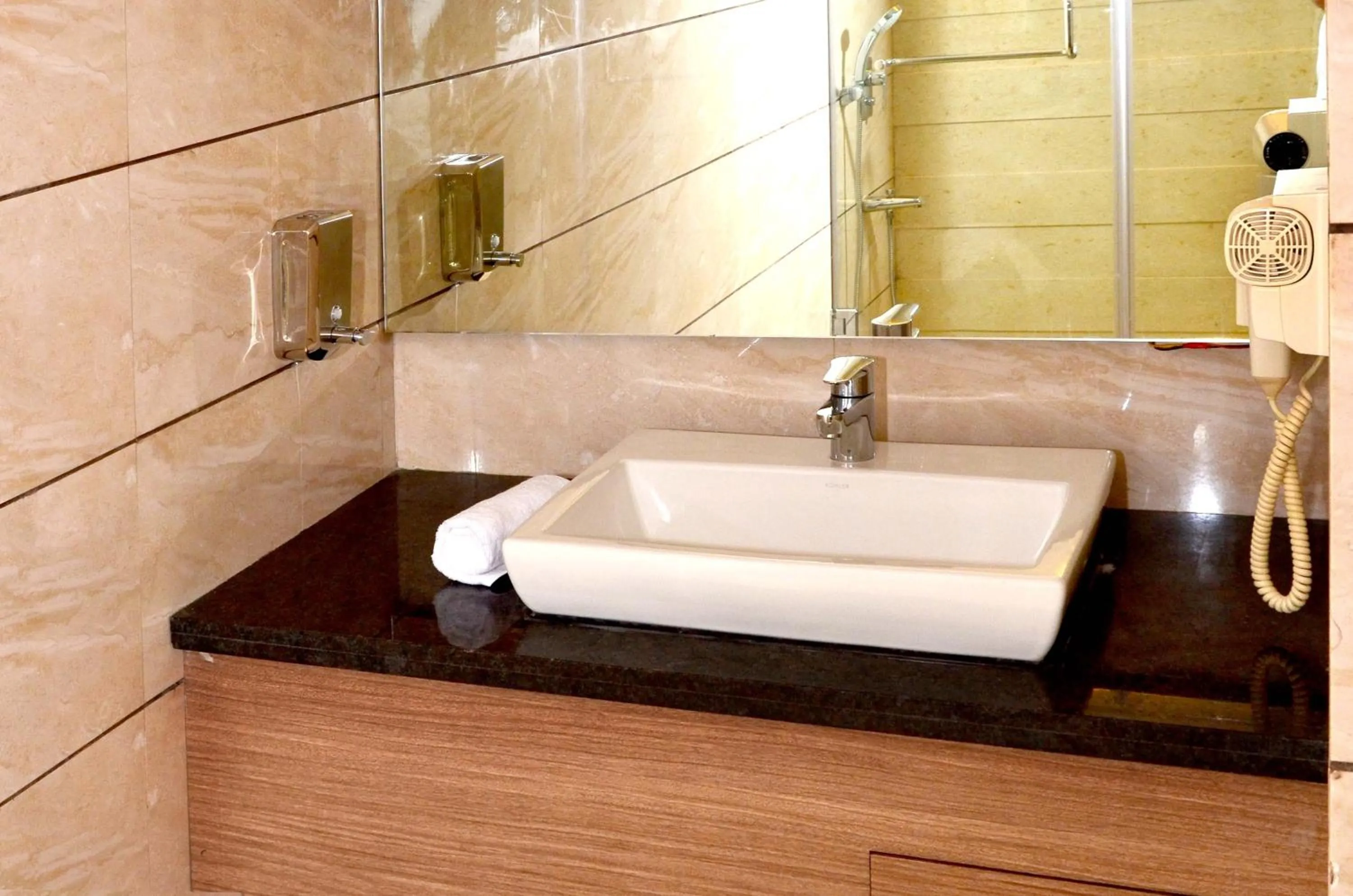 Bathroom in Hotel Sawera Grand Near Golden Temple