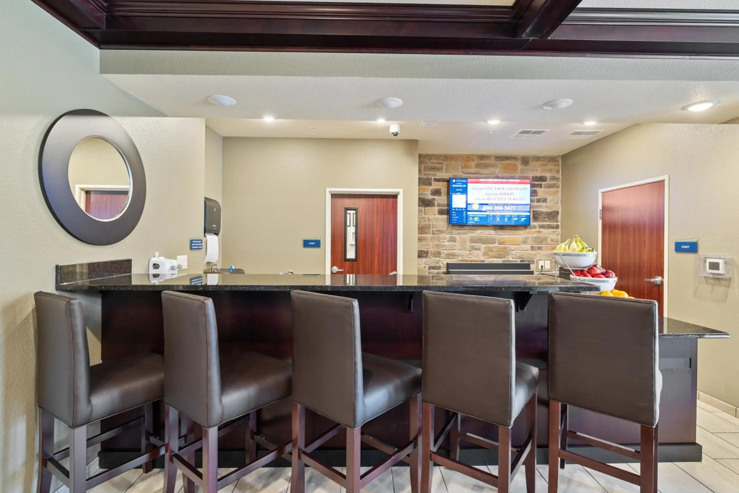 Lounge or bar in Cobblestone Hotel & Suites - Alpine Lounge or bar in Cobblestone Hotel & Suites - Alpine
