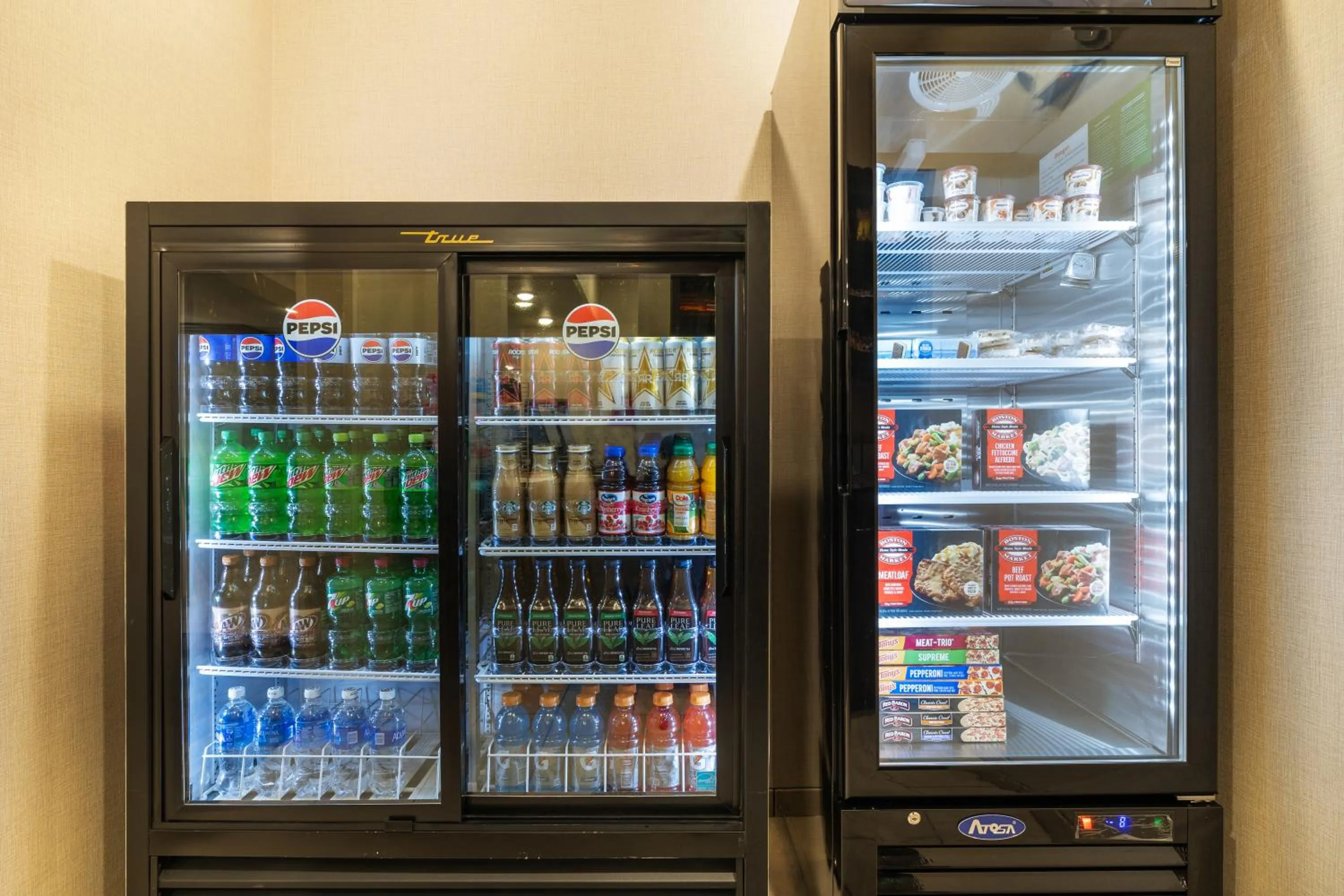 Food and drinks in Cobblestone Hotel & Suites - Alpine