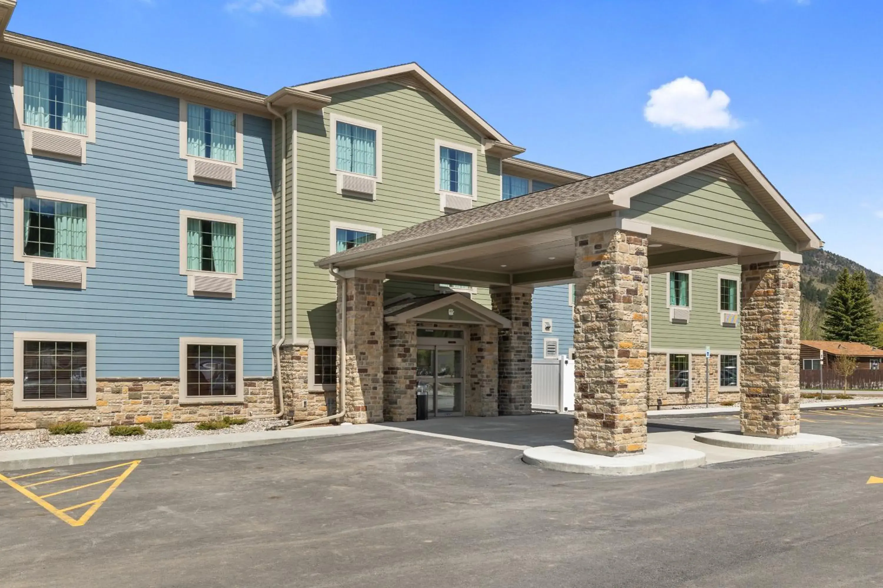 Property building in Cobblestone Hotel & Suites - Alpine Property building in Cobblestone Hotel & Suites - Alpine