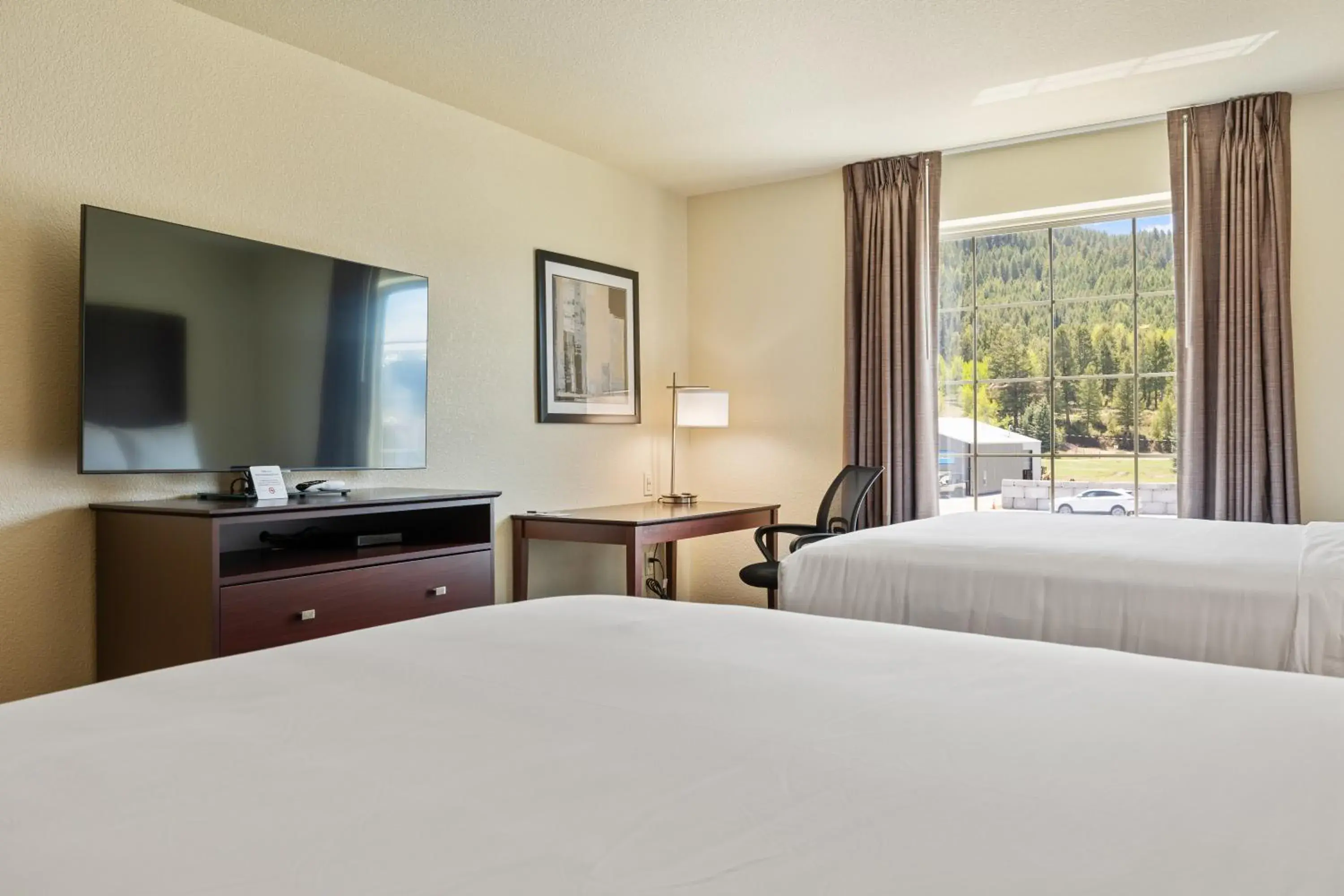 Bed in Cobblestone Hotel & Suites - Alpine Bed in Cobblestone Hotel & Suites - Alpine