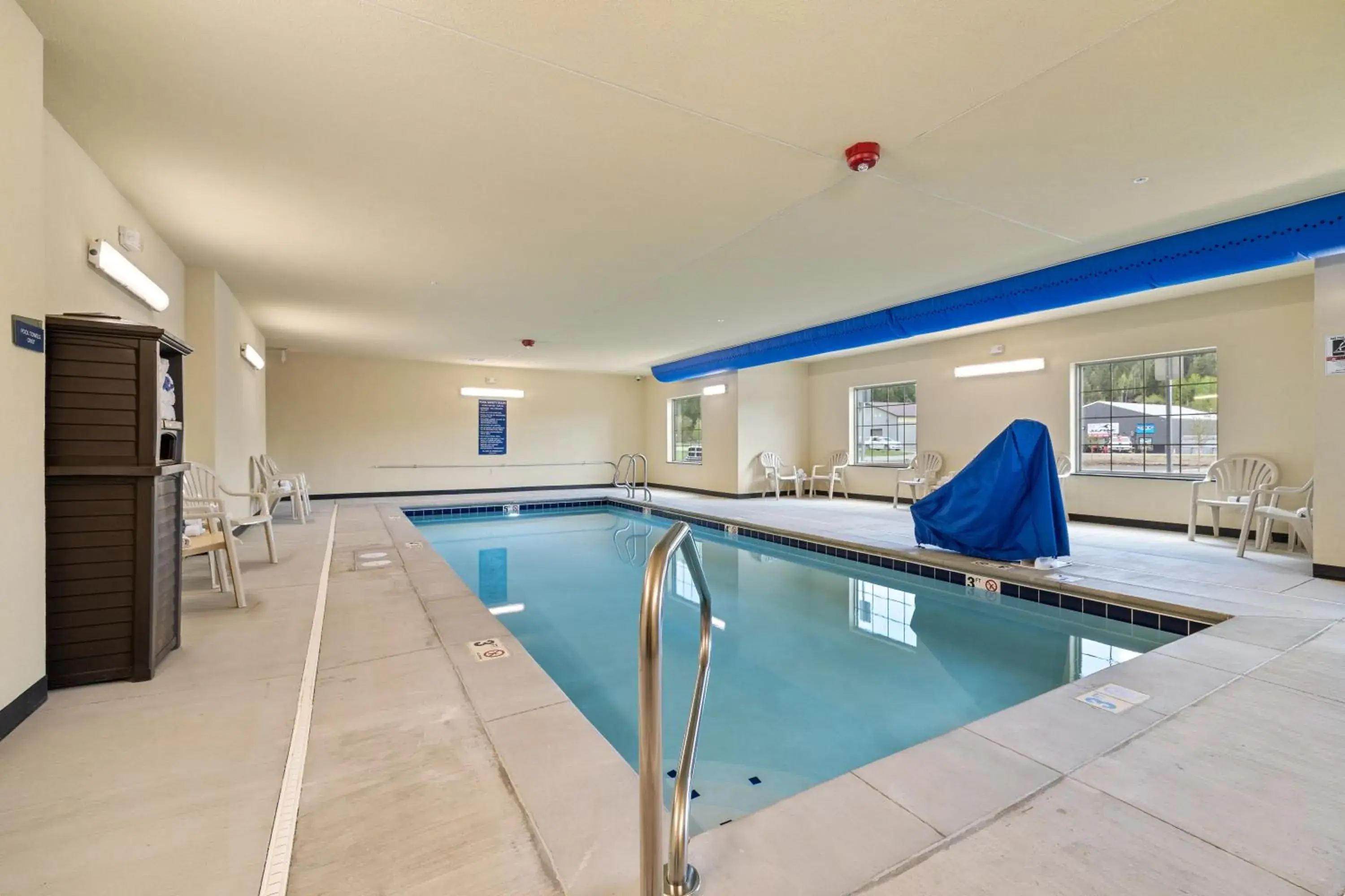 Swimming pool in Cobblestone Hotel & Suites - Alpine Swimming pool in Cobblestone Hotel & Suites - Alpine