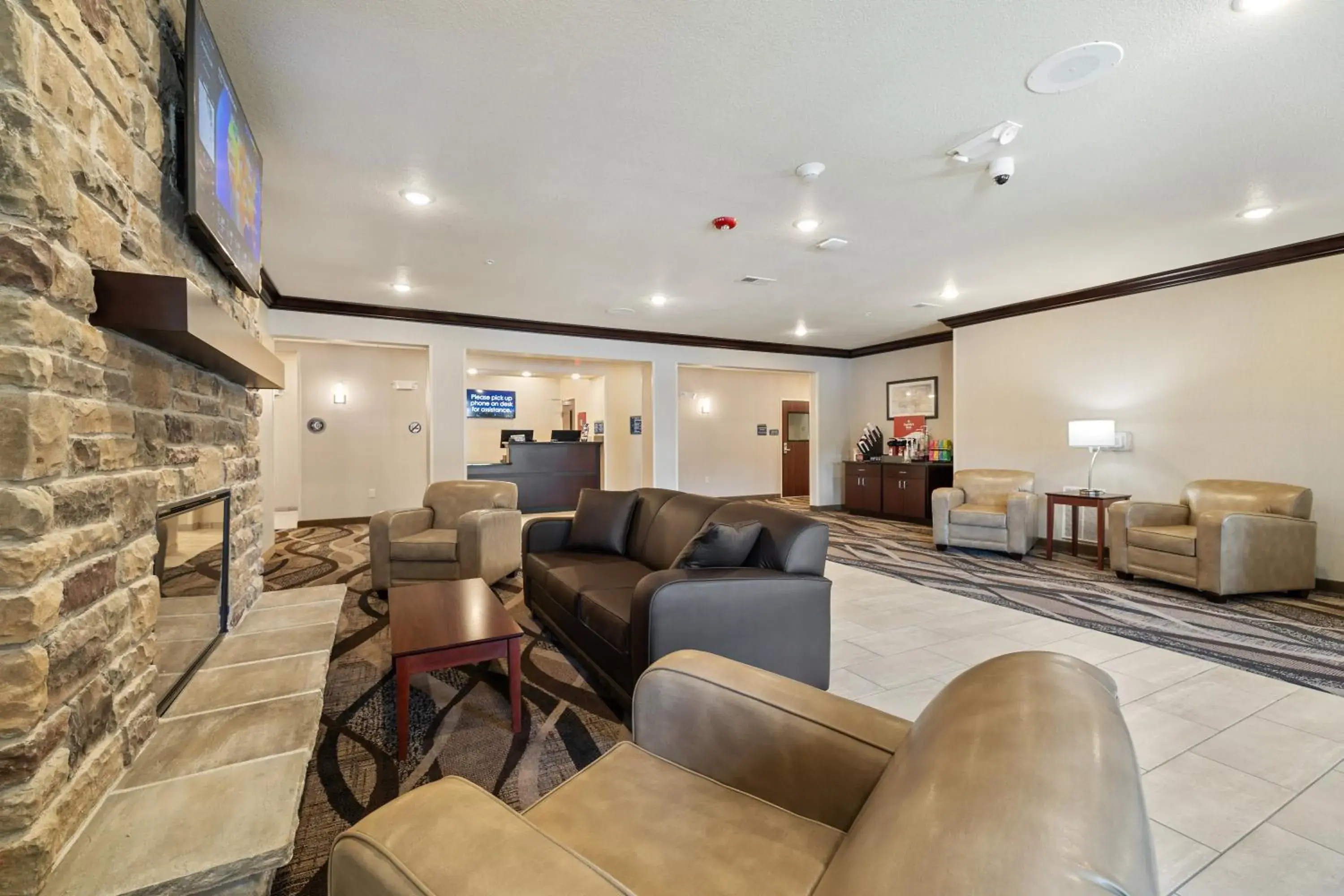 Lobby or reception in Cobblestone Hotel & Suites - Alpine Lobby or reception in Cobblestone Hotel & Suites - Alpine