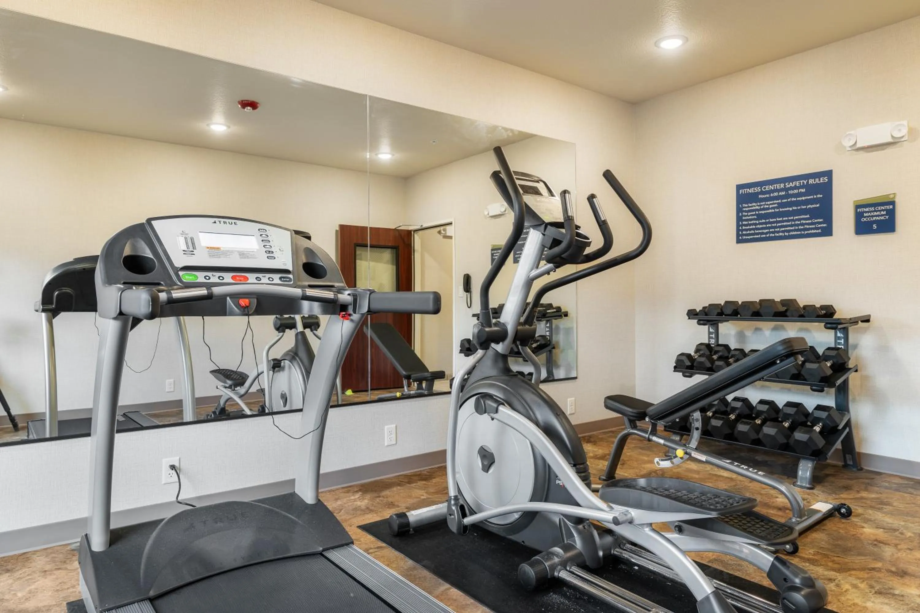 Fitness centre/facilities in Cobblestone Hotel & Suites - Alpine