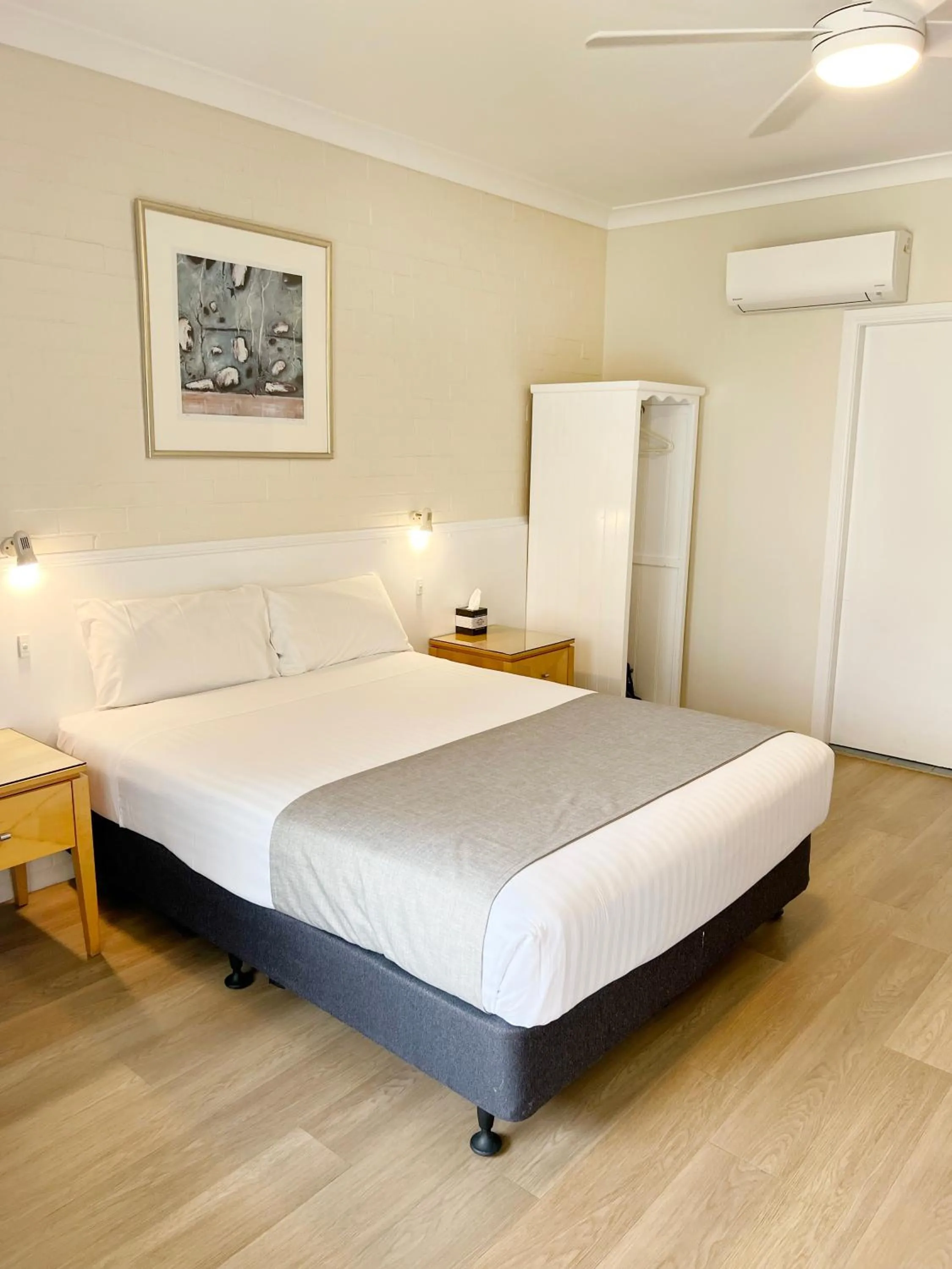 Queen Room - Disability Access in Catalina Motel Lake Macquarie
