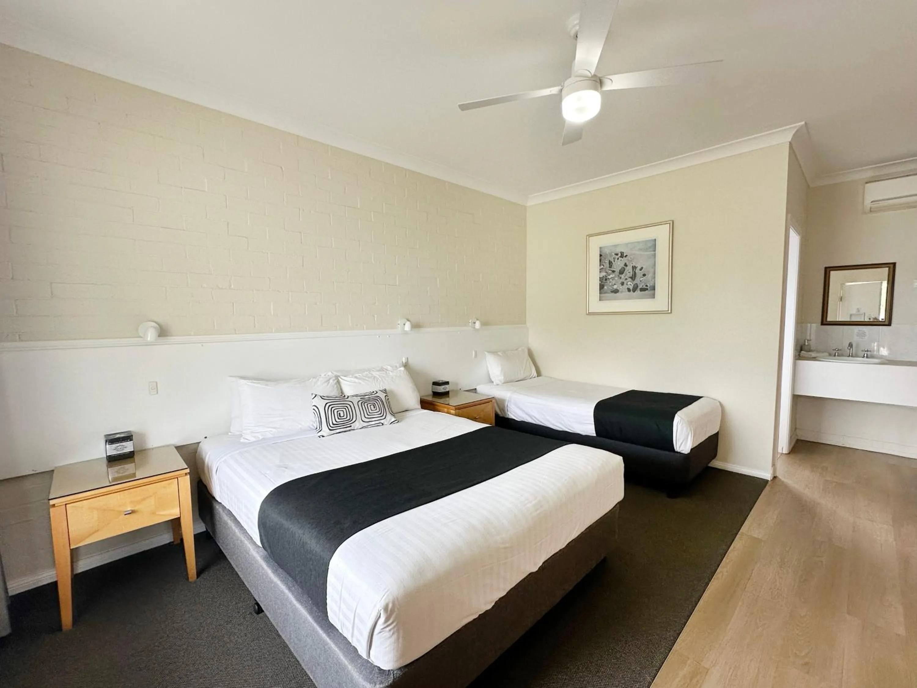 Deluxe Triple Room in Catalina Motel Lake Macquarie