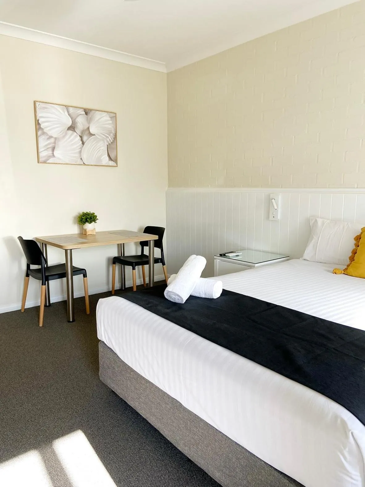 Deluxe Queen Room in Catalina Motel Lake Macquarie