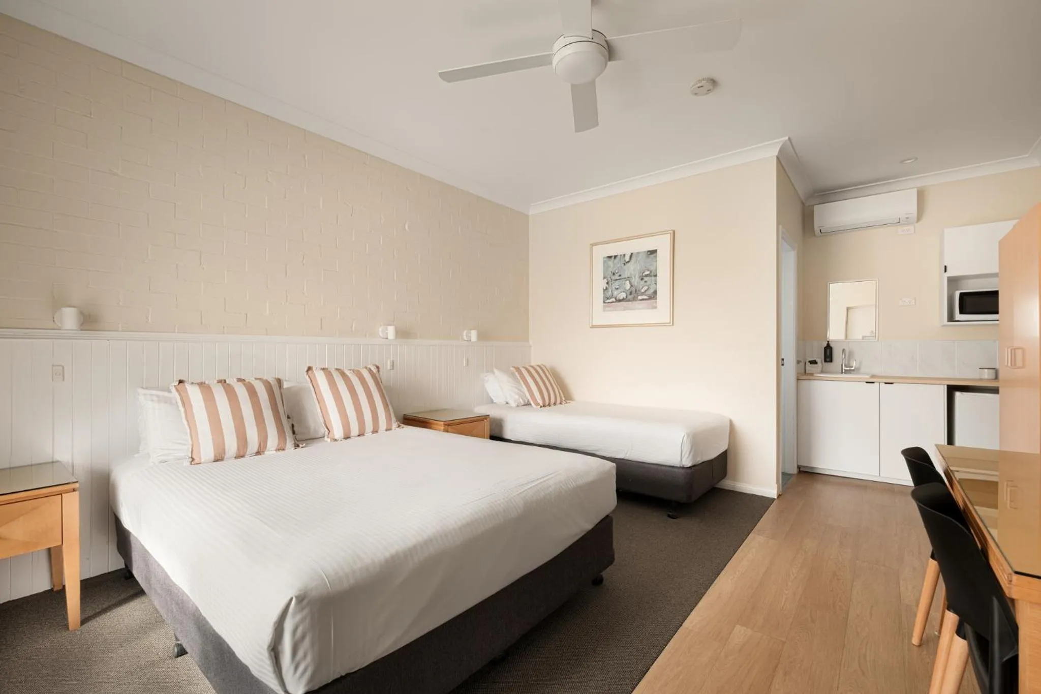 Kitchen or kitchenette, Bed in Catalina Motel Lake Macquarie