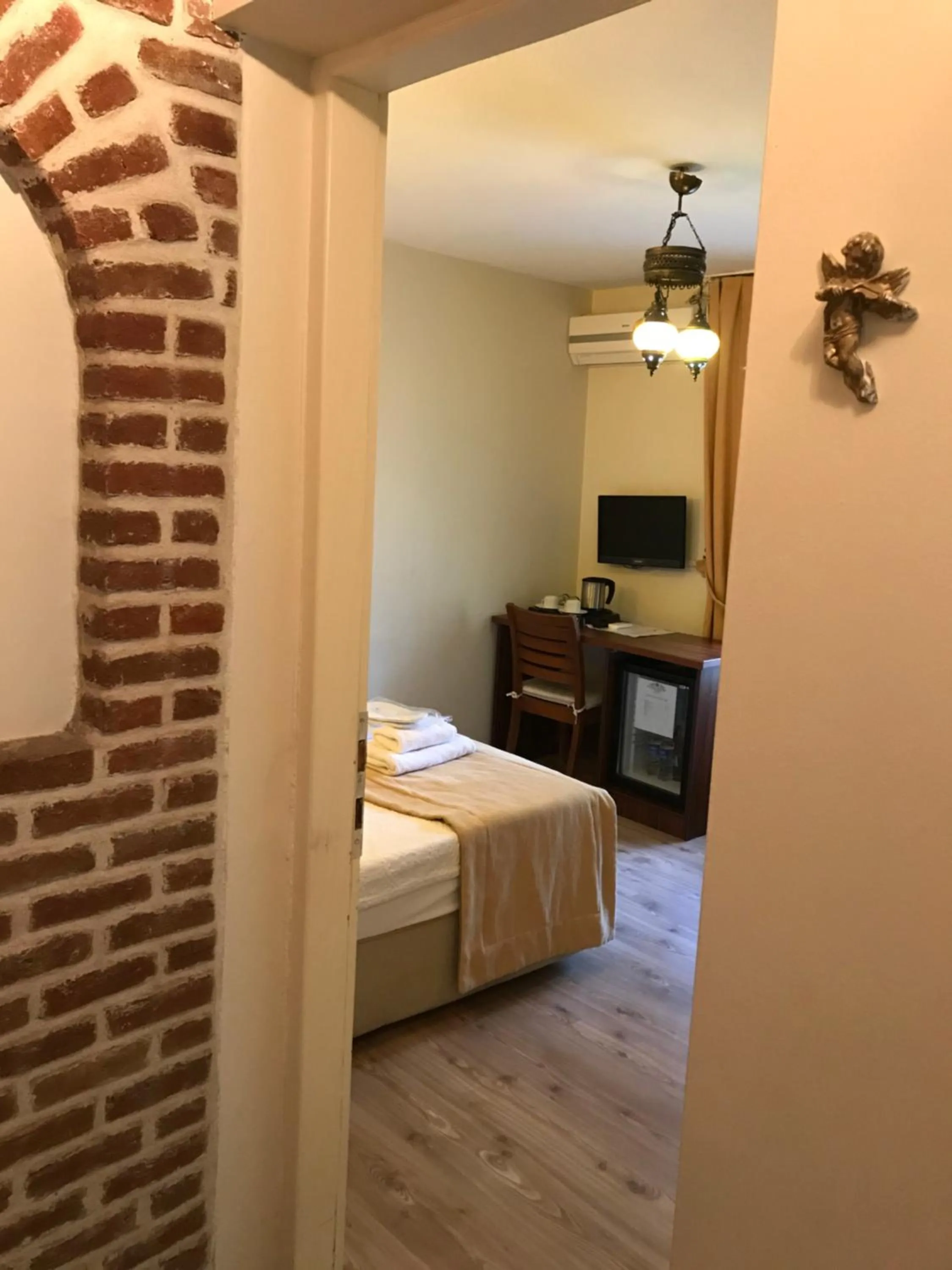 Photo of the whole room, Bed in Foca Antik Otel