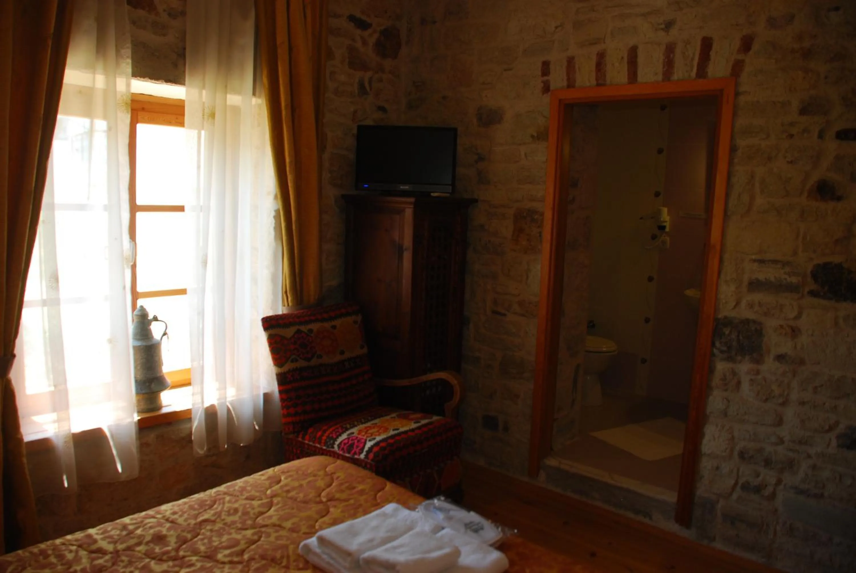 Bathroom, Bed in Foca Antik Otel