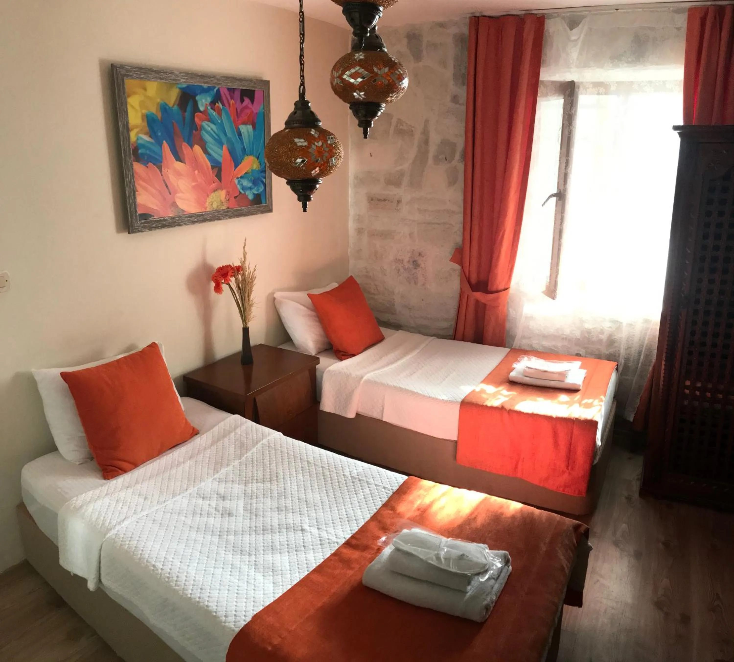 Photo of the whole room, Bed in Foca Antik Otel