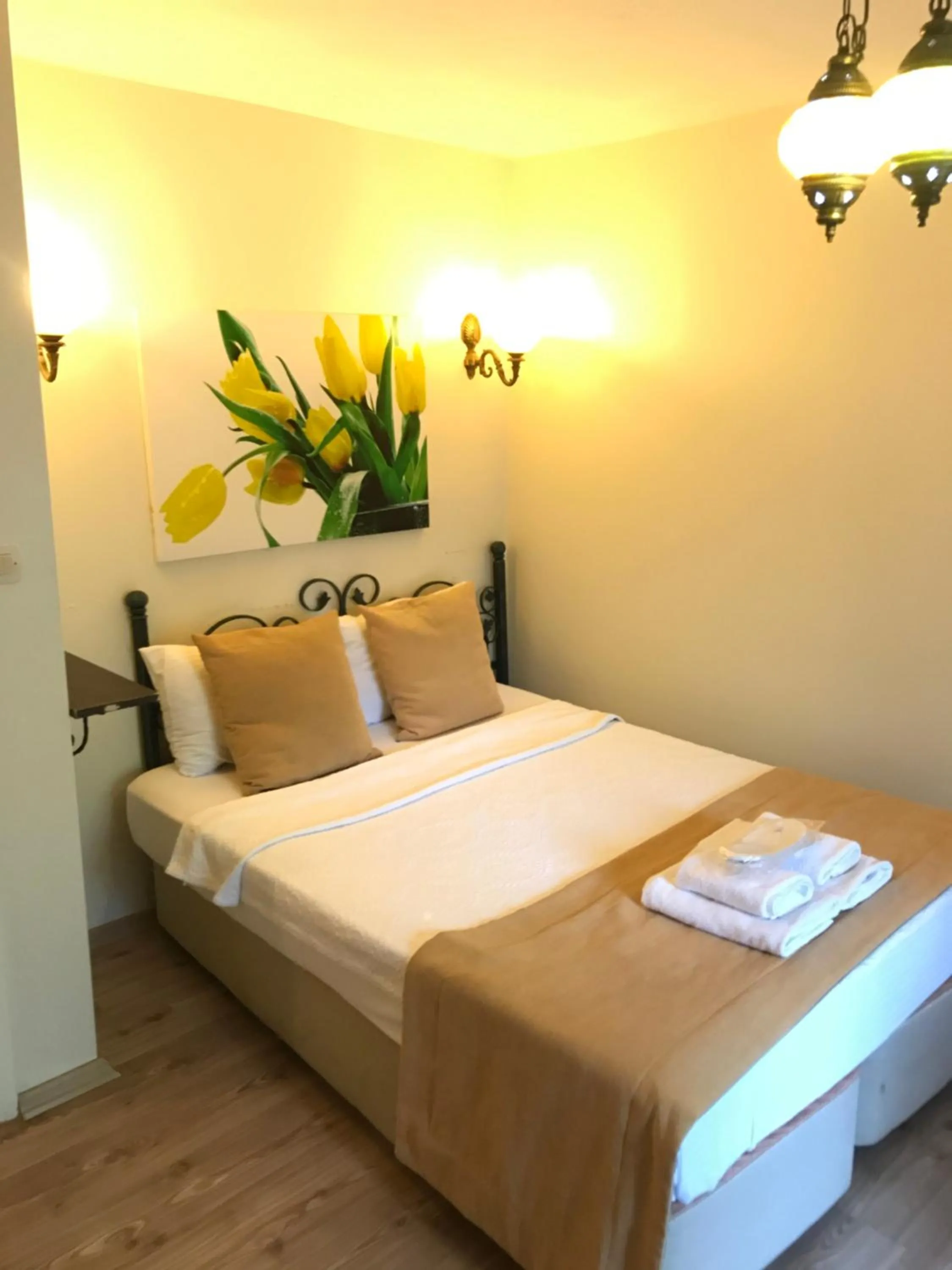 Photo of the whole room, Bed in Foca Antik Otel