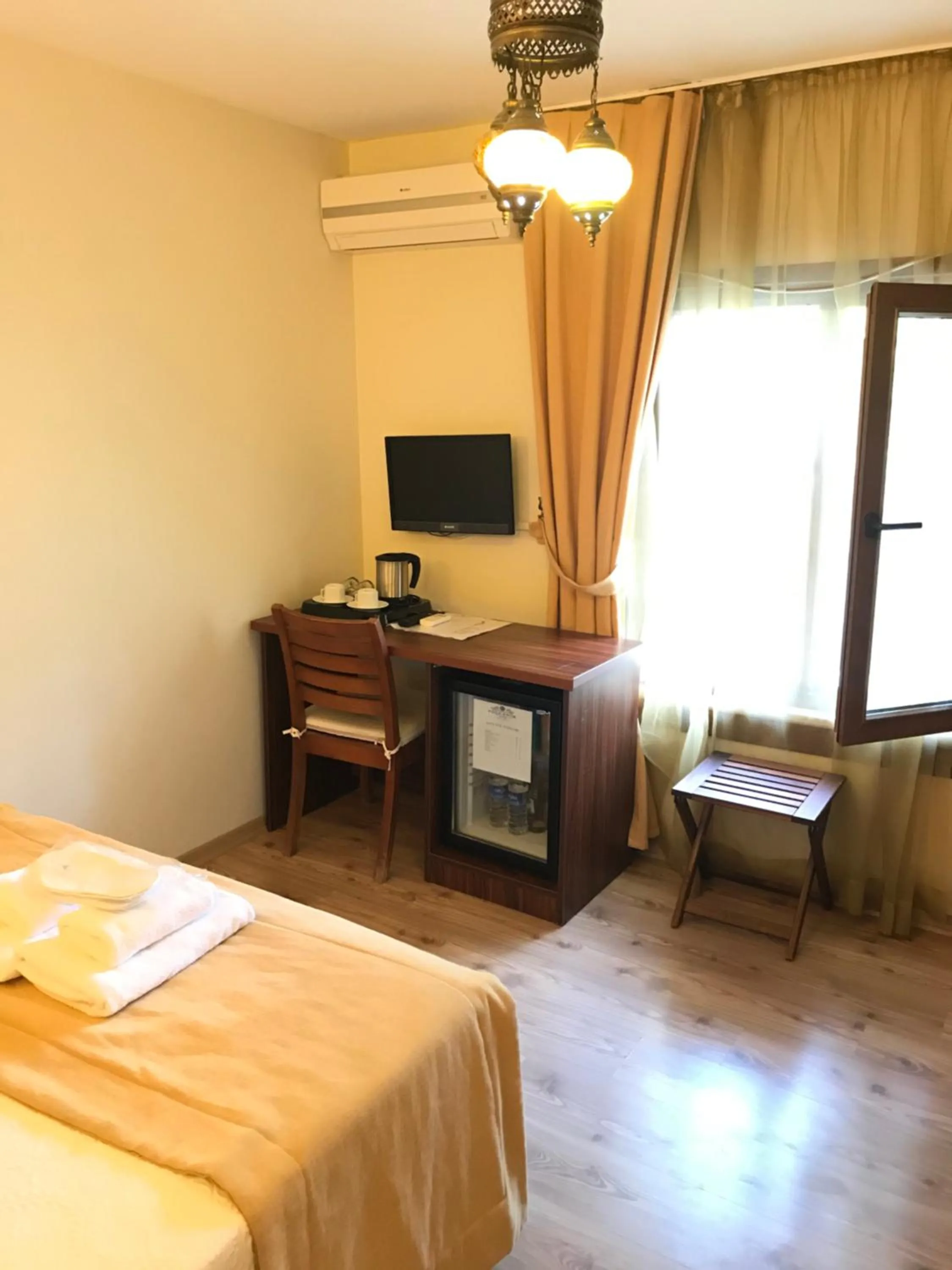 Photo of the whole room, Bed in Foca Antik Otel