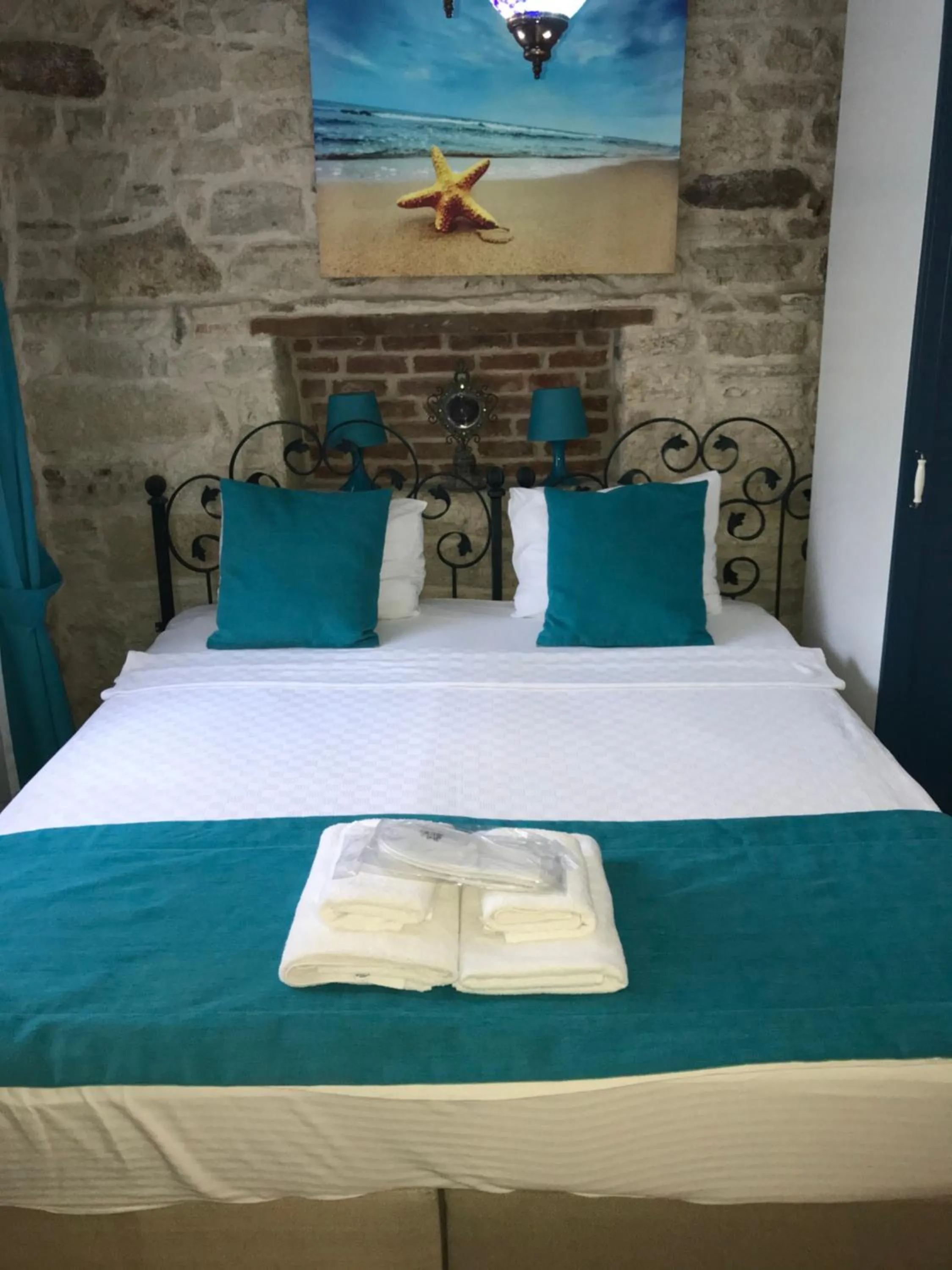 Photo of the whole room, Bed in Foca Antik Otel