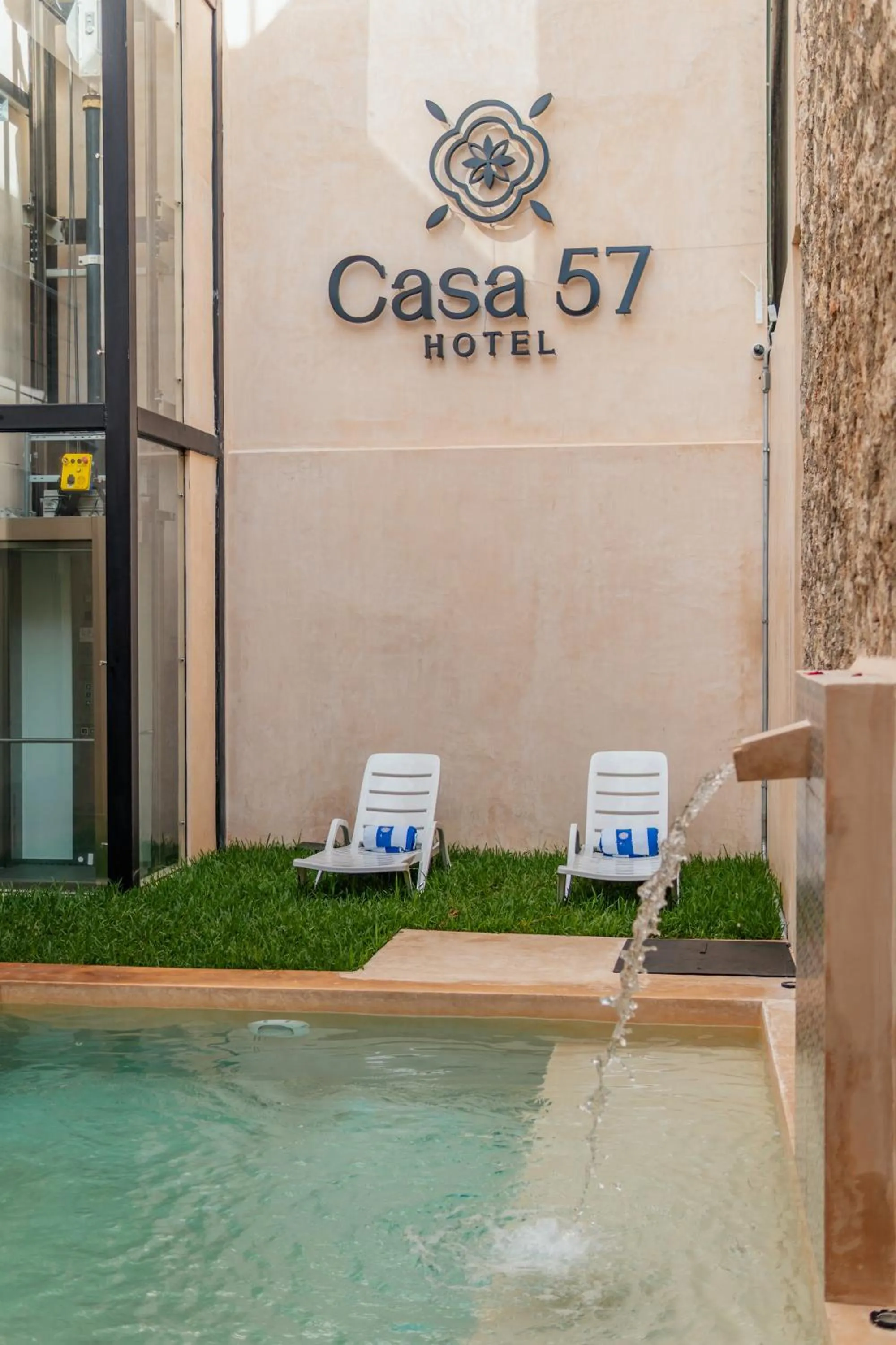 Swimming pool in Hotel Casa 57