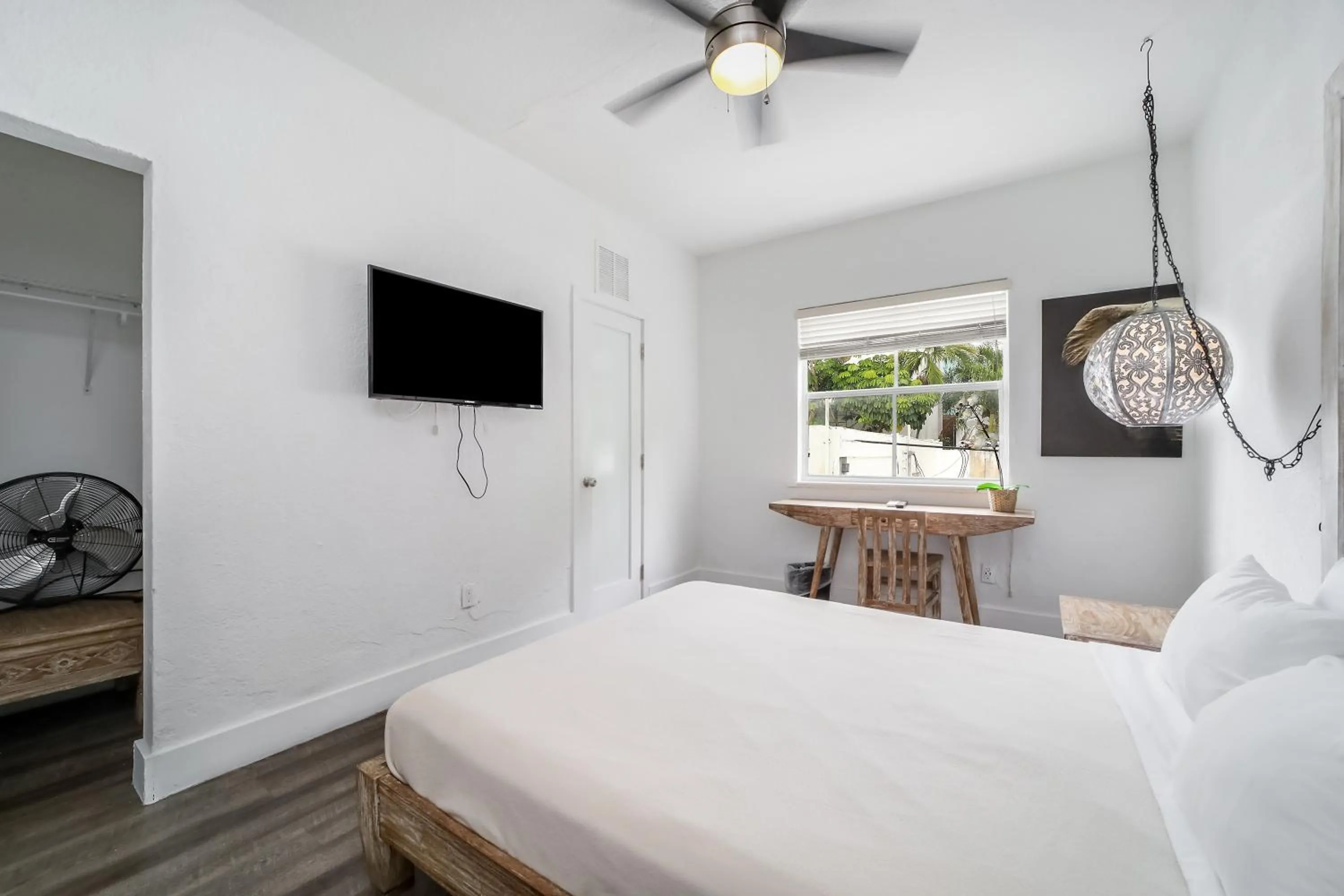 Communal lounge/ TV room, Bed in Treehouse Hotel