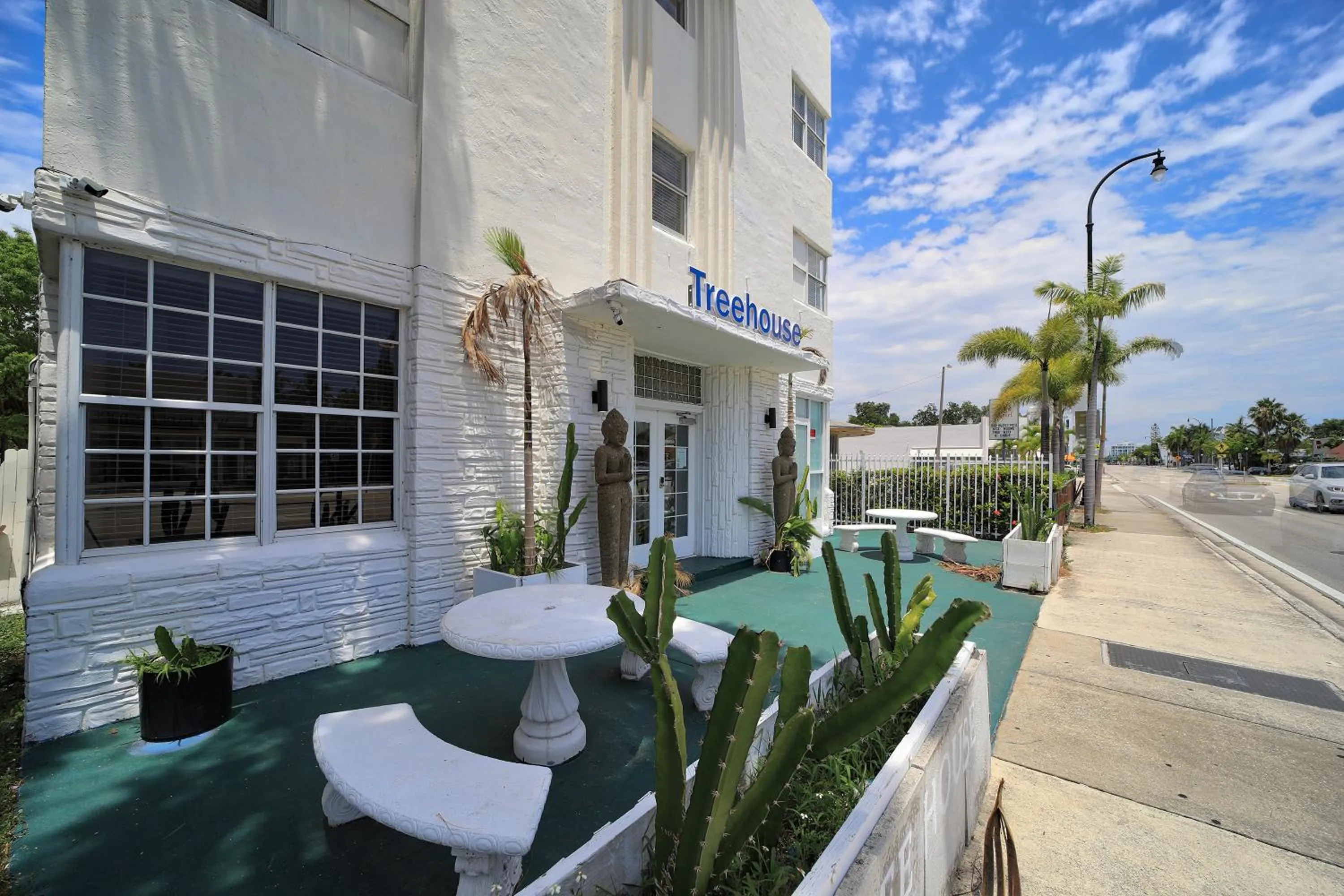 Facade/entrance in Treehouse Hotel