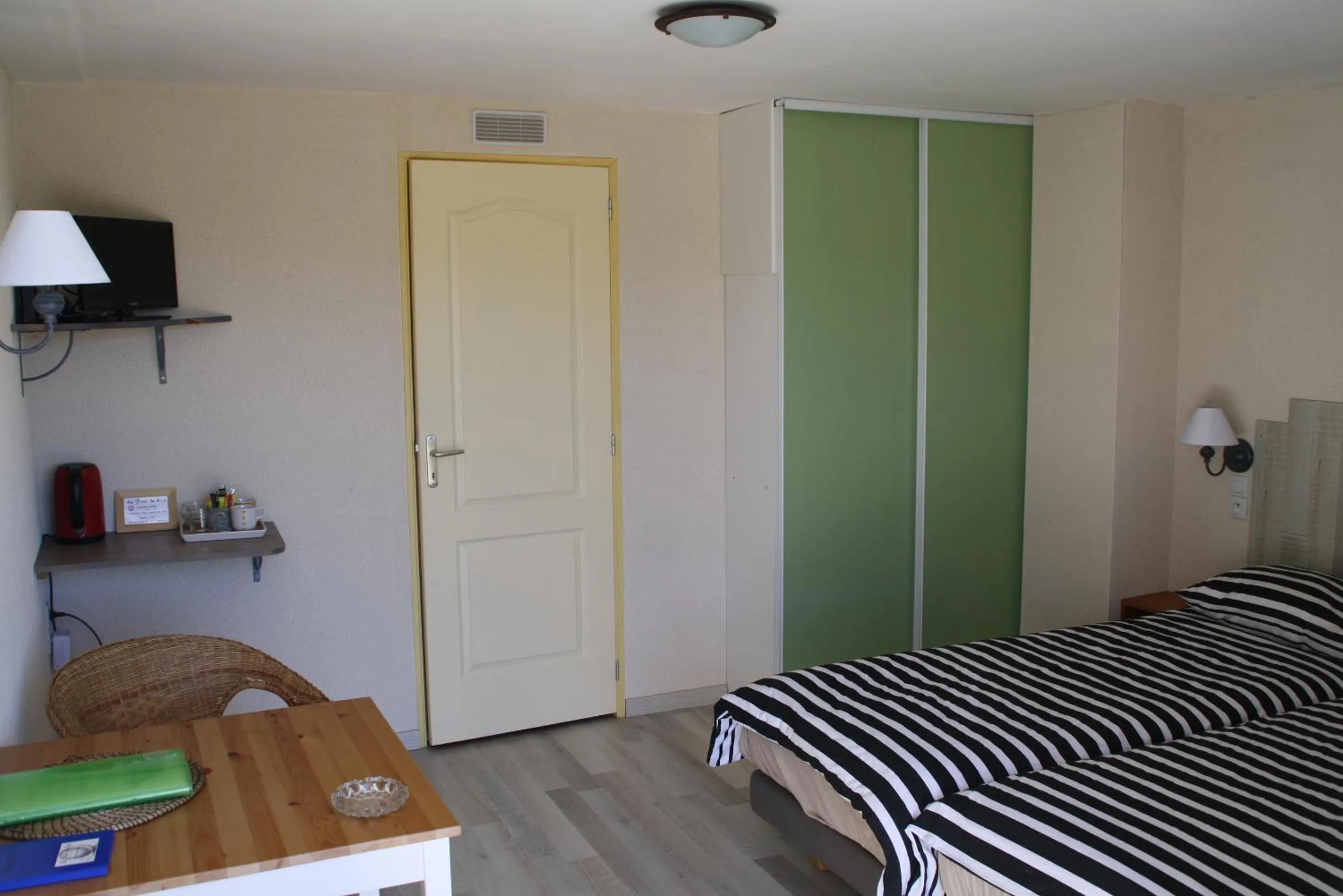 Photo of the whole room, Bed in La Perle du Lot