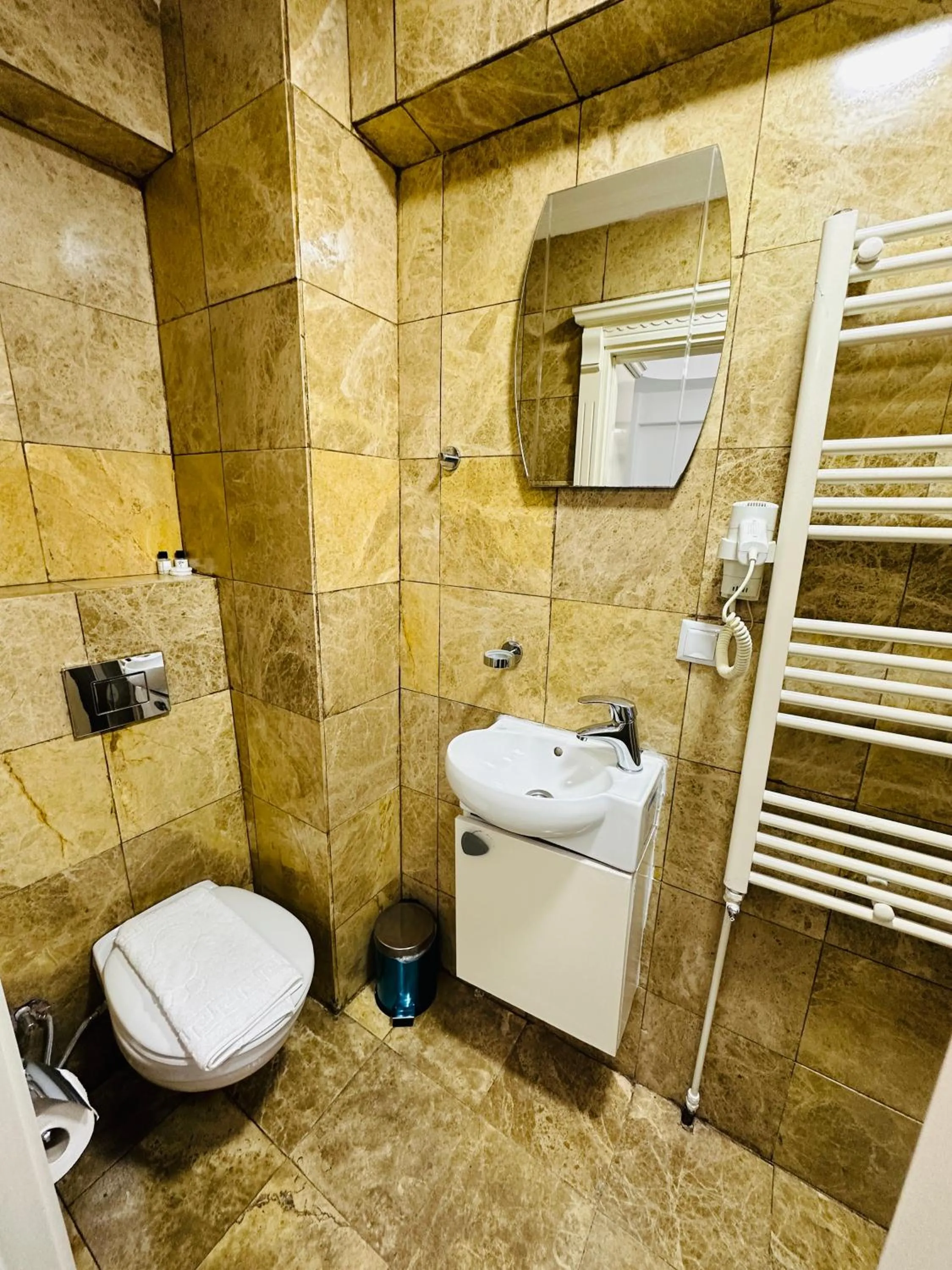 Shower in La Petite Maison Hotel